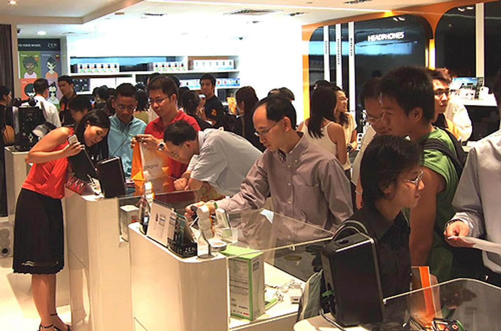 The new Creative outlet at Plaza Singapura showcasing the new ZEN V.