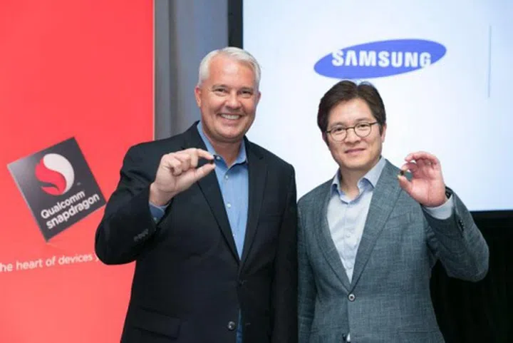 Keith Kressin, senior vice president, product management, Qualcomm Technologies Inc. and Ben Suh, senior vice president, foundry marketing, Samsung, show off the first 10 nanometer mobile processor, the Snapdragon 835, in New York at the Qualcomm Snapdragon Technology Summit.  <br>Image source: Qualcomm