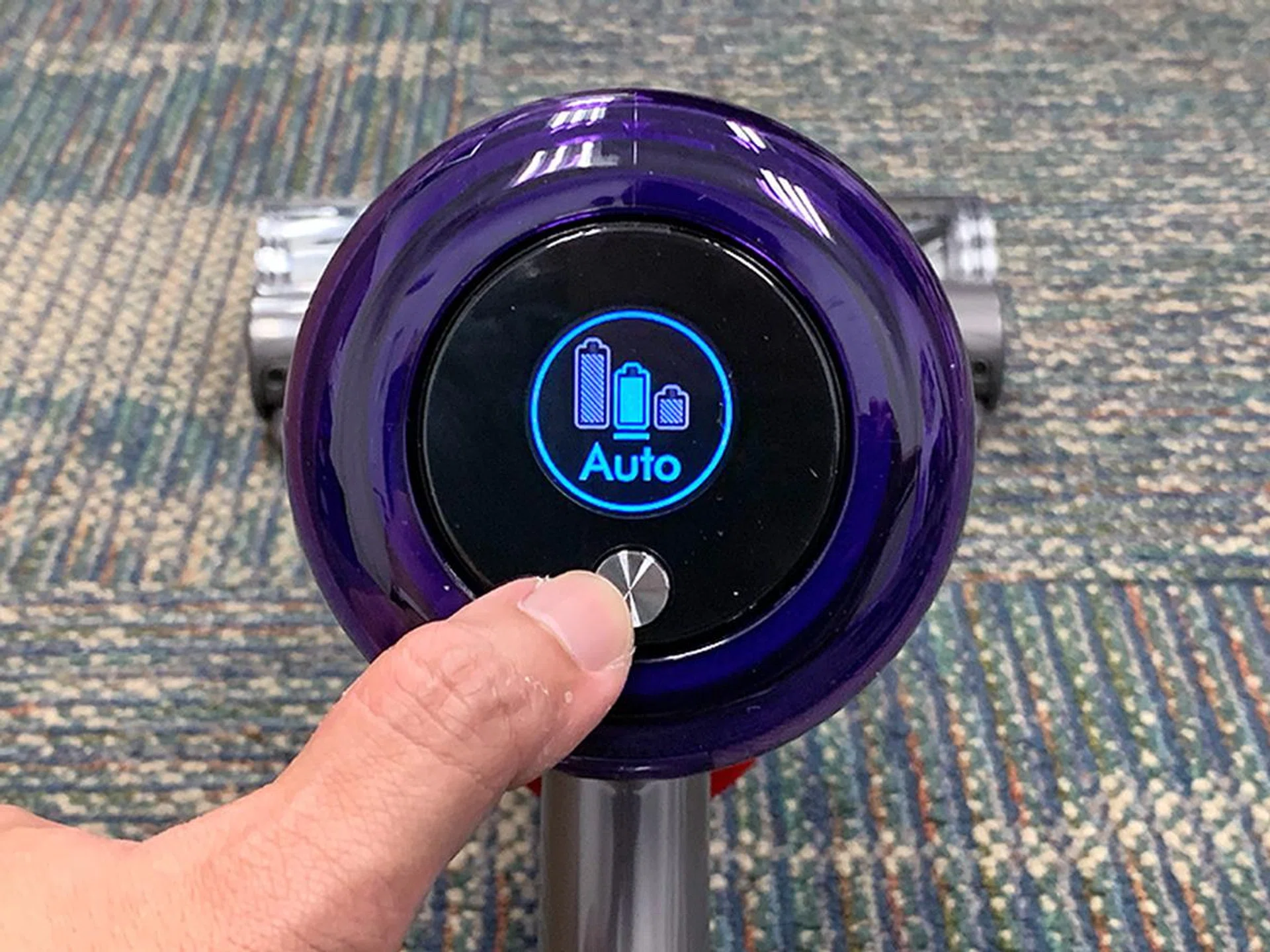 There's a button for you to cycle through the speed modes. Auto mode is only present with the new High Torque cleaner head; For the other heads, this will be replaced by a Medium mode.