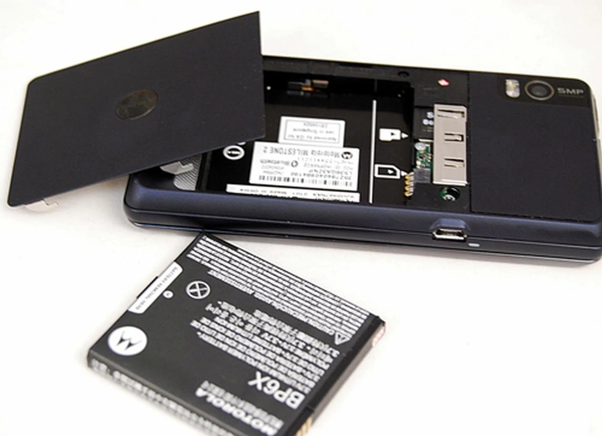 You have to remove the battery cover and the battery itself to access the memory card slot, which is inconvenient.