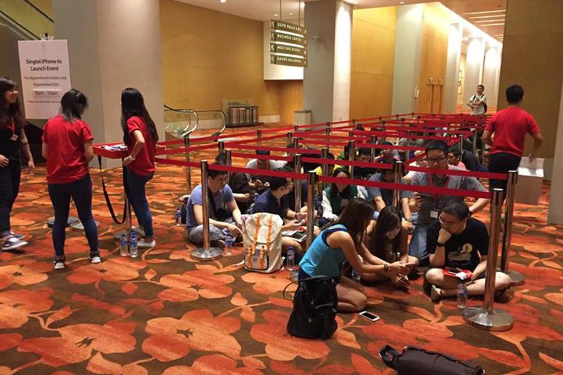 The first batch of Singtel customers arrive for their 8AM appointments.