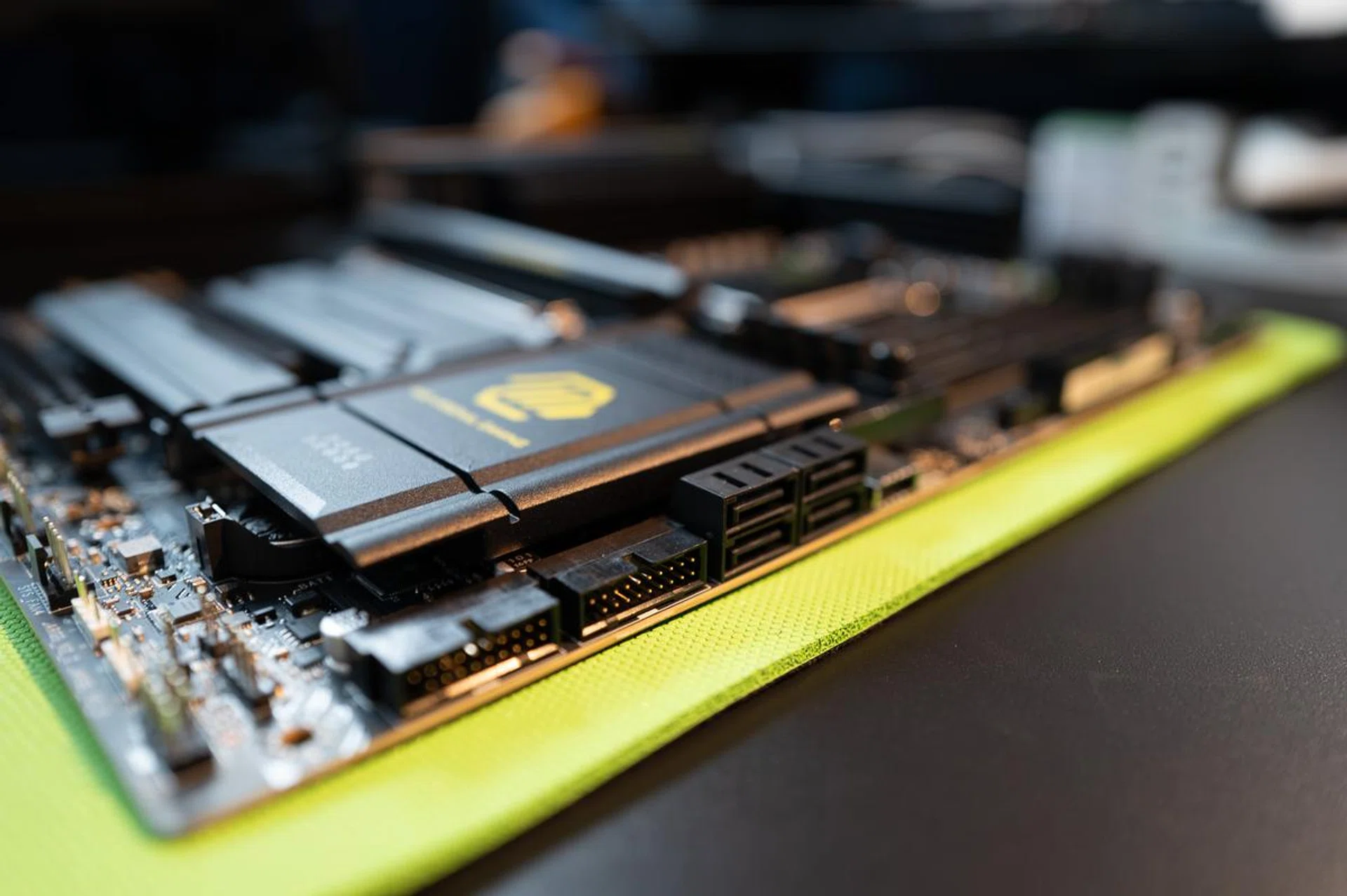 MSI has added a JAF_2 header, which works with third-party coolers and fans. Image: HWZ