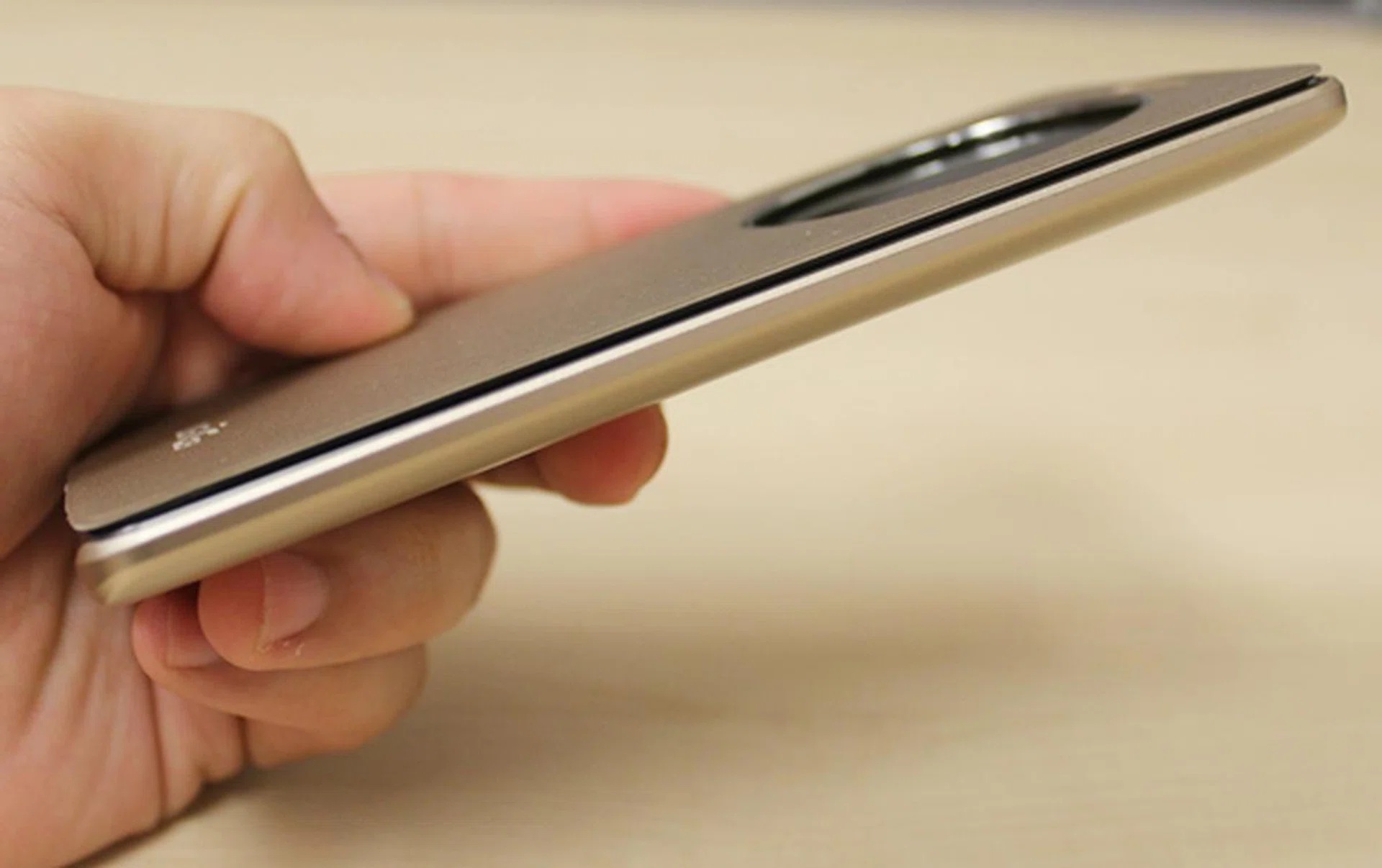 With the Quick Circle case on, you get all round protection for the LG G3 while looking good at the same time.