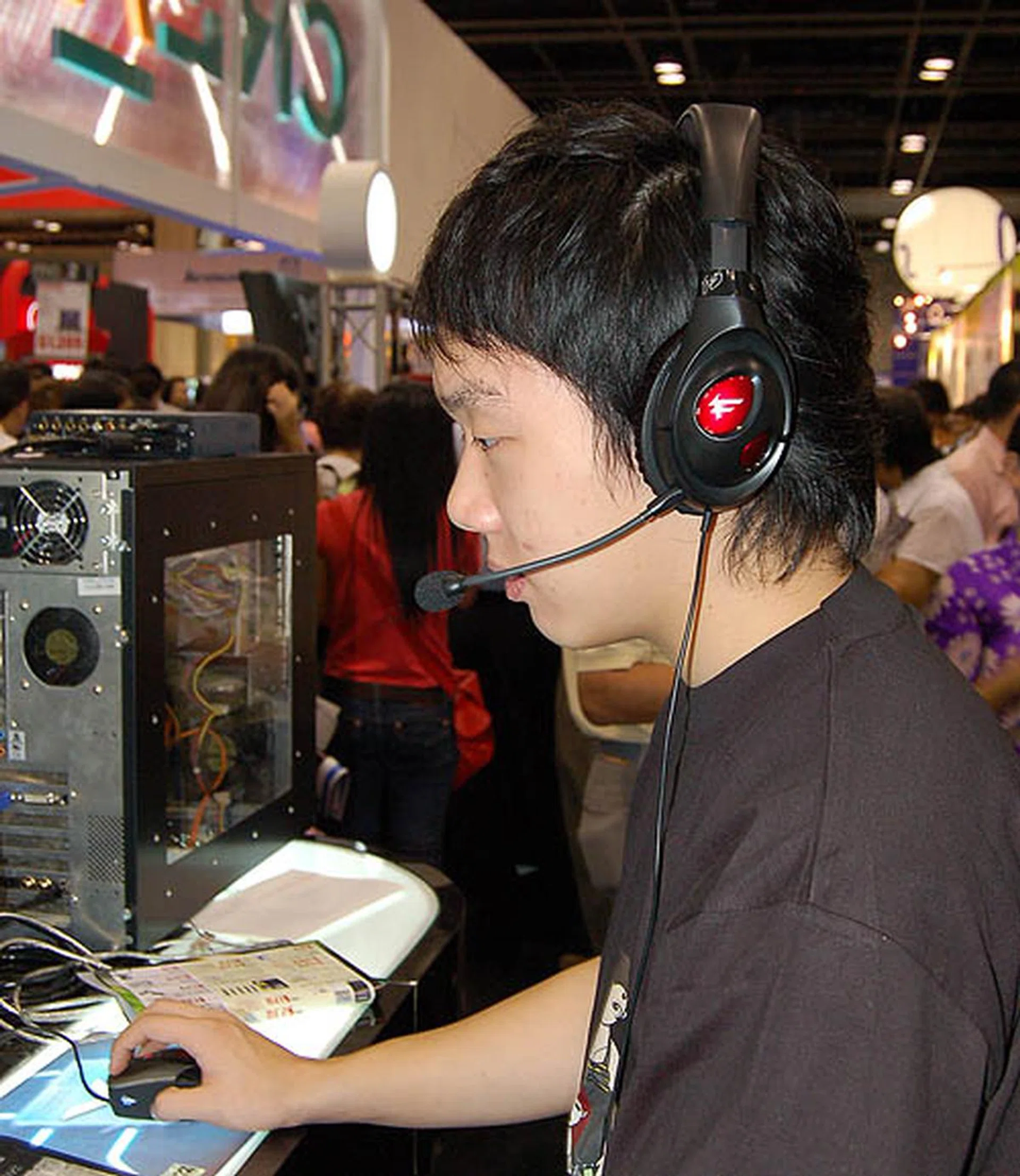  Spotted at Creative's booth was a sneak preview of the new Creative Fatality headphones. This new model is much sleeker then its processor and has a removable microphone. Pricing of this headphone is not available yet, but the older ones are available at S$149.  