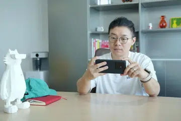 Realme's CMO Chase Xu pretending to play mobile games on an unnamed Realme handset, per his teaser image. Photo: Realme.