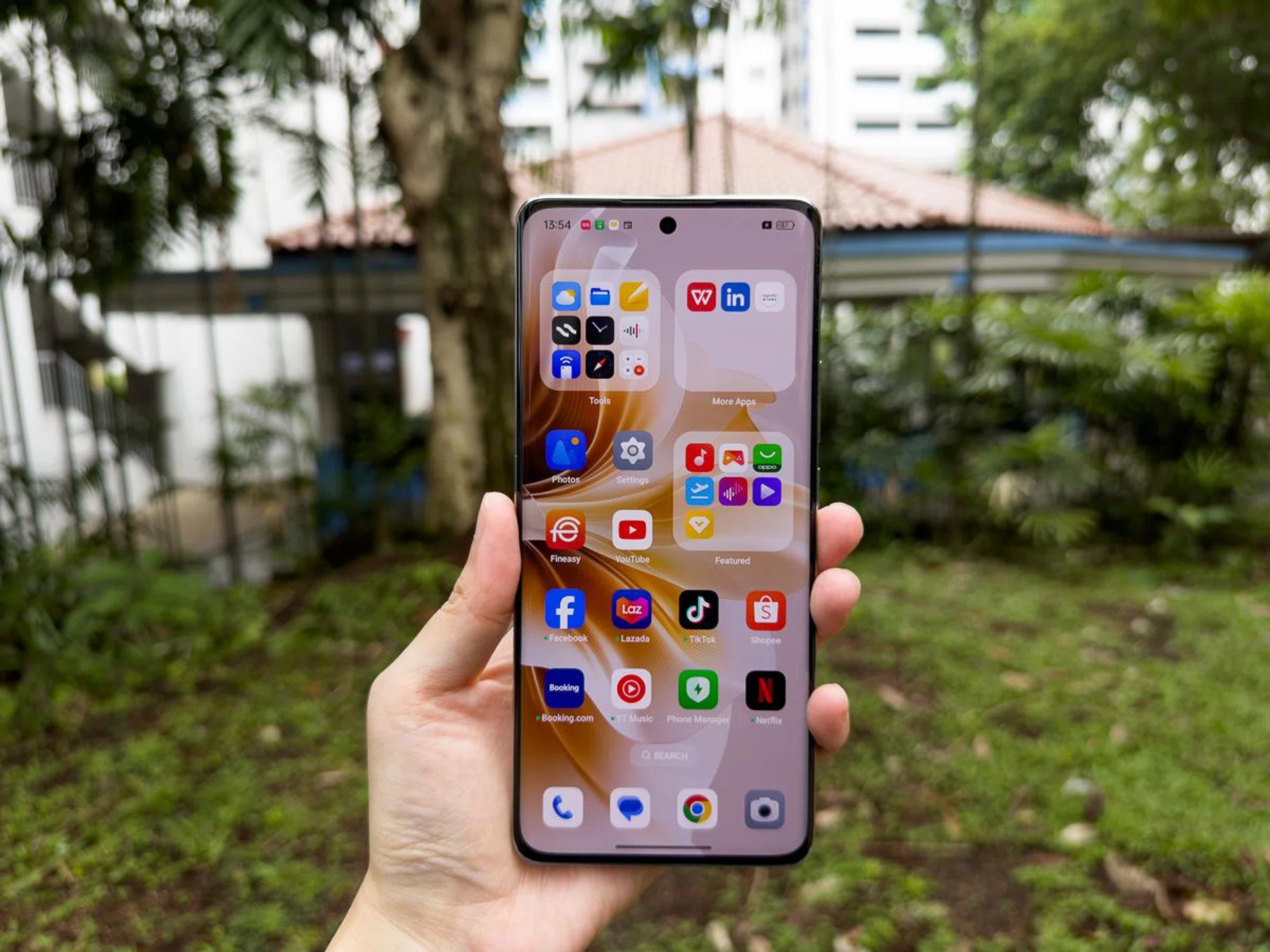 Display is bright and legible under afternoon sunlight.