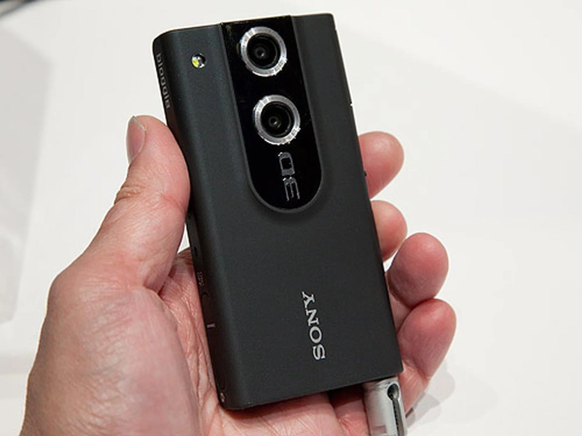 The Bloggie 3D is capable of capturing full high definition (1920x1080) MP4 video and 5-megapixel still photos. It comes with 8GB internal memory and a 2.4-inch screen that lets you view 3D videos without the need for any glasses. It will be available in April for about US$250.