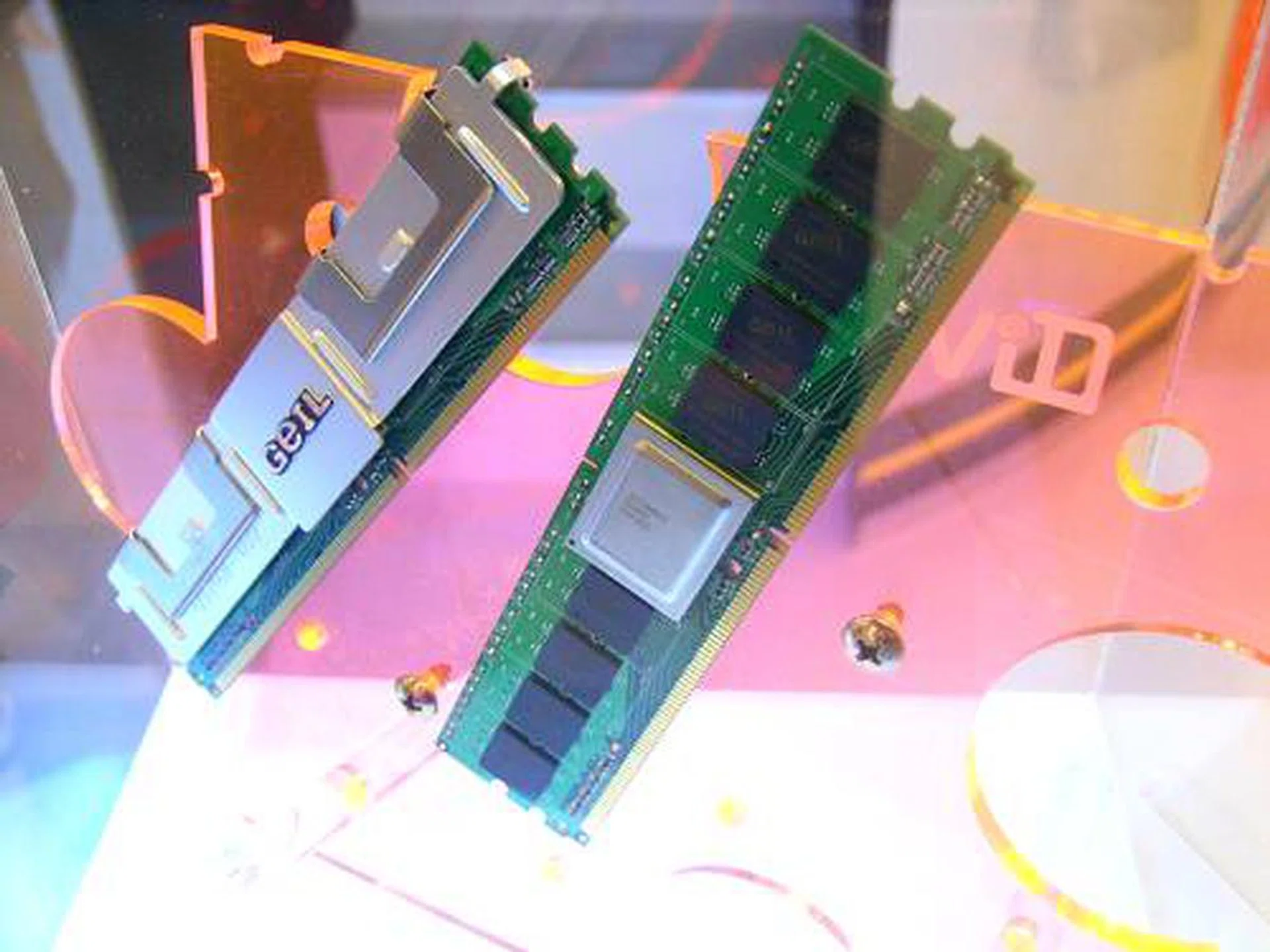 As with most other memory manufacturers, Geil displayed their range of FB-DIMMs to support the Intel Bensley server platform.