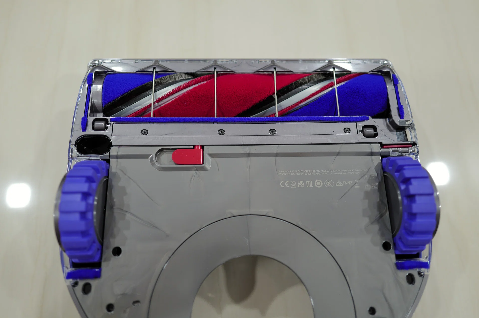 The 360 Vis Nav's broad brush is actually wider and longer than the one used on the V12 Detect Slim / Submarine.