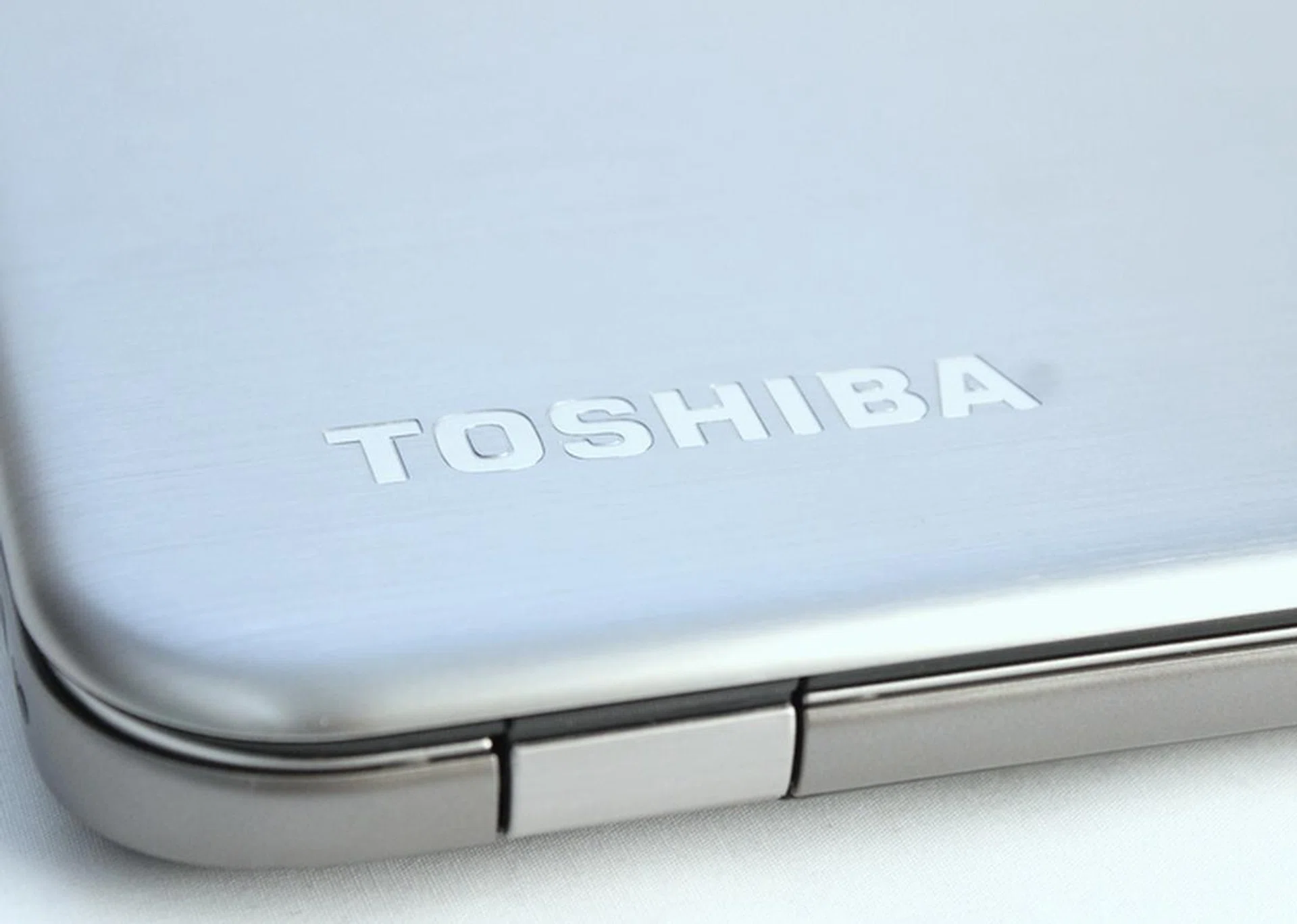 While it's made to be affordable, Toshiba managed to add some nice extras like an aluminum lid, single aluminum piece keyboard and palm rest that lends the machine rigidity found on more premium machines.