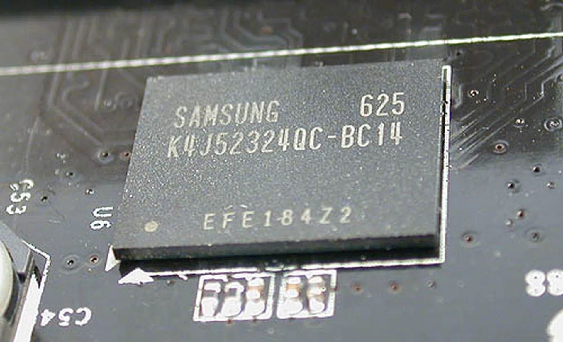 The memory is a Samsung 128Mbit x32 device clocked at 350MHz or also commonly referred as 700MHz in DDR terminology.