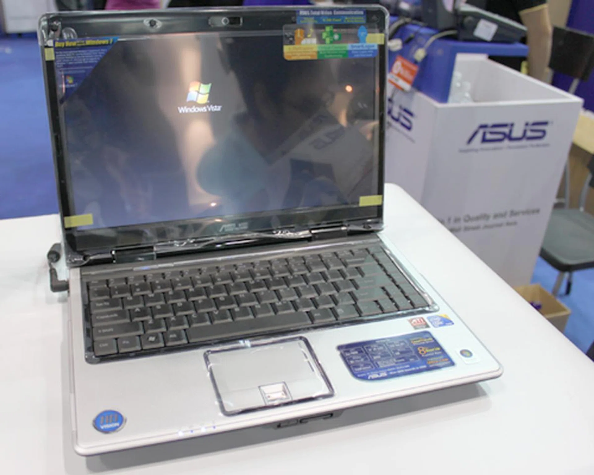 Our first catch from ASUS is the 14-inch ASUS F81Se. Its impressive specs include an Intel Core 2 Duo P8600 Processor with an ATI Mobility Radeon HD4570 with 512MB dedicated VRAM for your image processing needs. Though it comes bundled with Microsoft Windows Vista Home Premium, the F81Se is provided with a free upgrade to the upcoming Windows 7. And it doesn't cost you anything extra, since it's given a price tag of $1598.