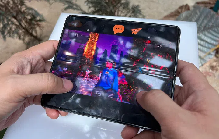 Similarly, we were physically at the Floral Fantasy exhibition inside Gardens by the Bay, while attending DJ Red's virtual concert via the metaverse using demo sets available at today's preview.