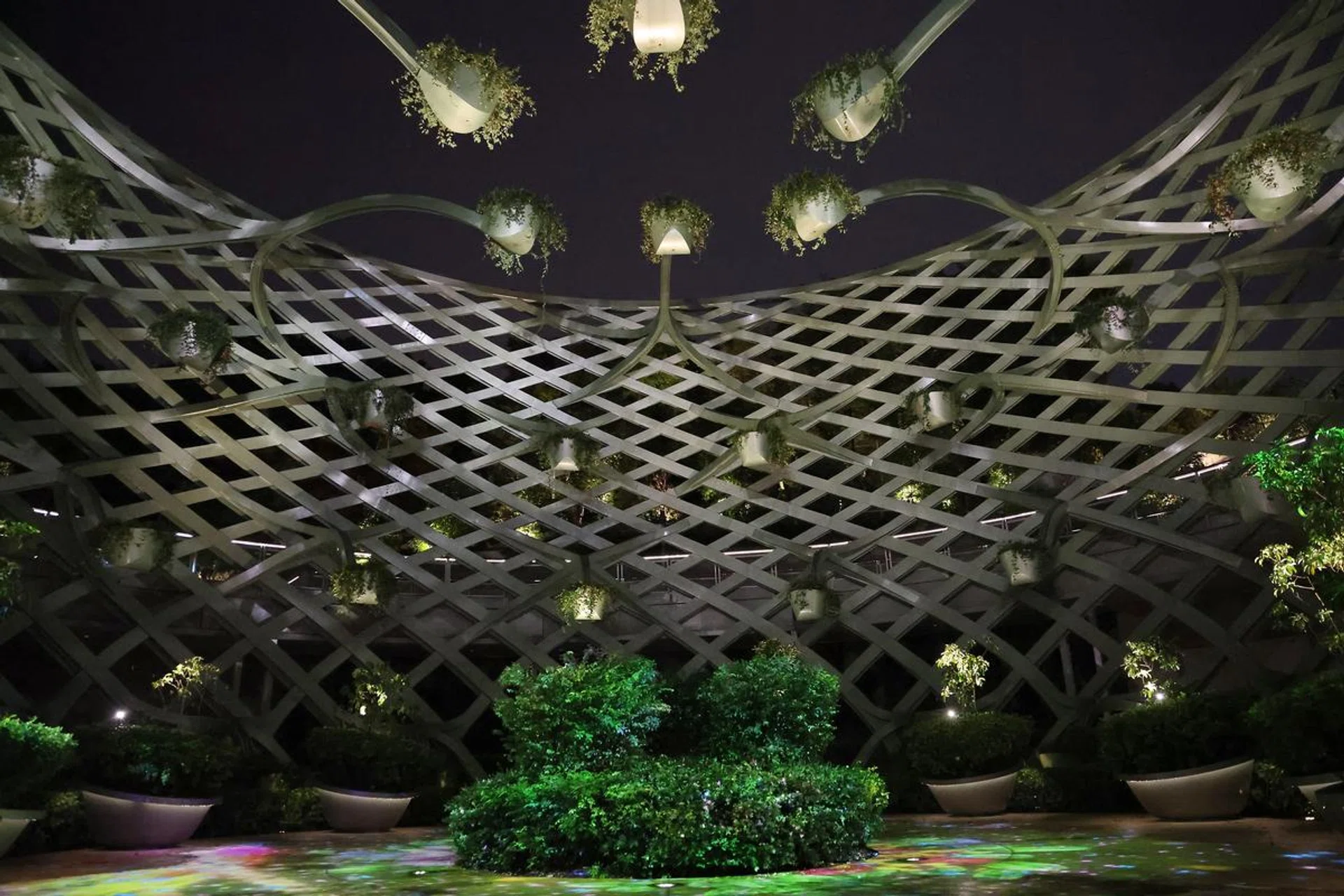 24mm at f/4, 1/160s, ISO 25600. Photo: HWZ (Click to see image in full resolution)