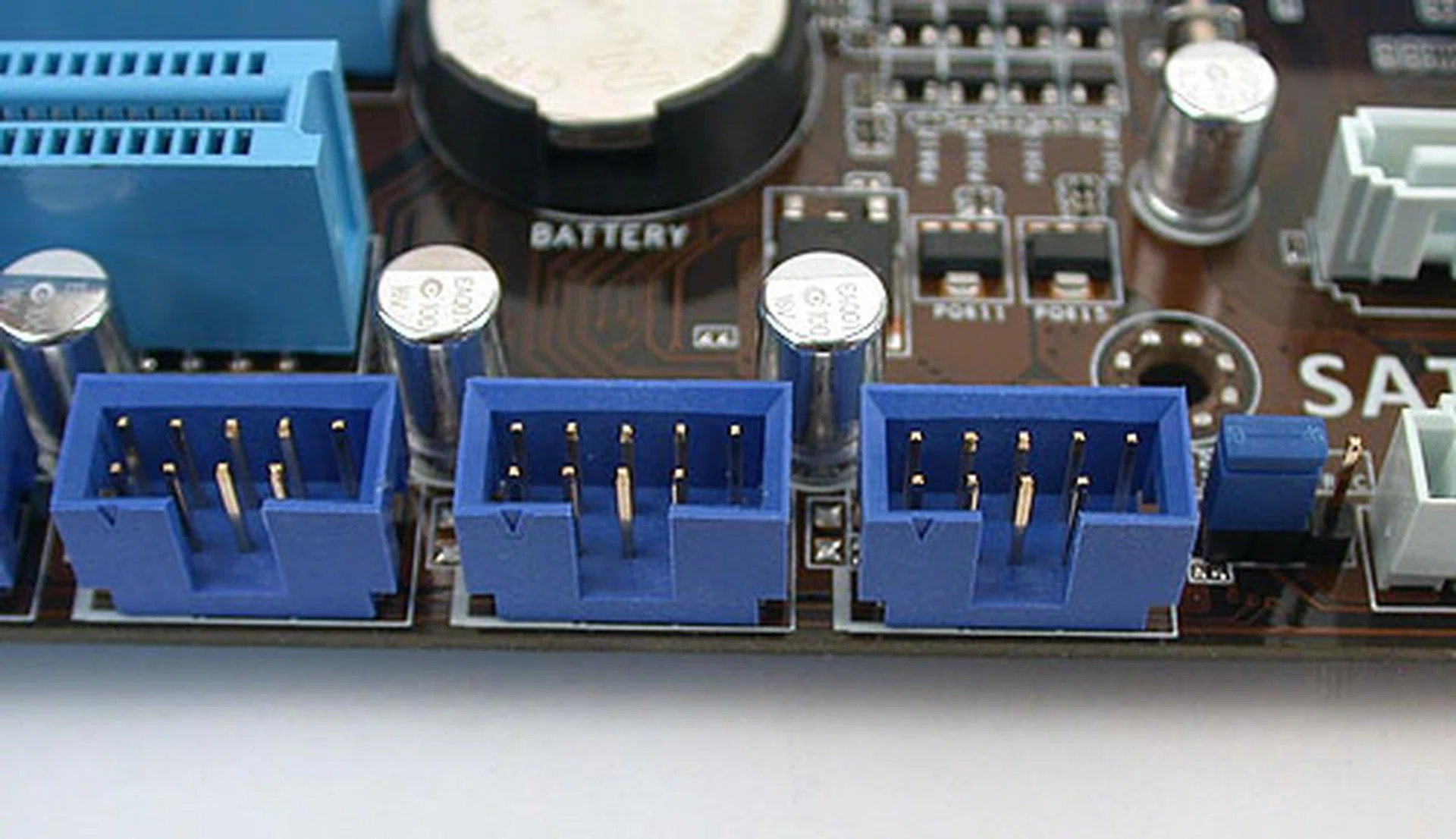 Surprisingly, despite the many buttons on this board, the Clear CMOS feature is done via jumpers, old-school way. Hidden here, it's not the easiest thing to remove the jumper.