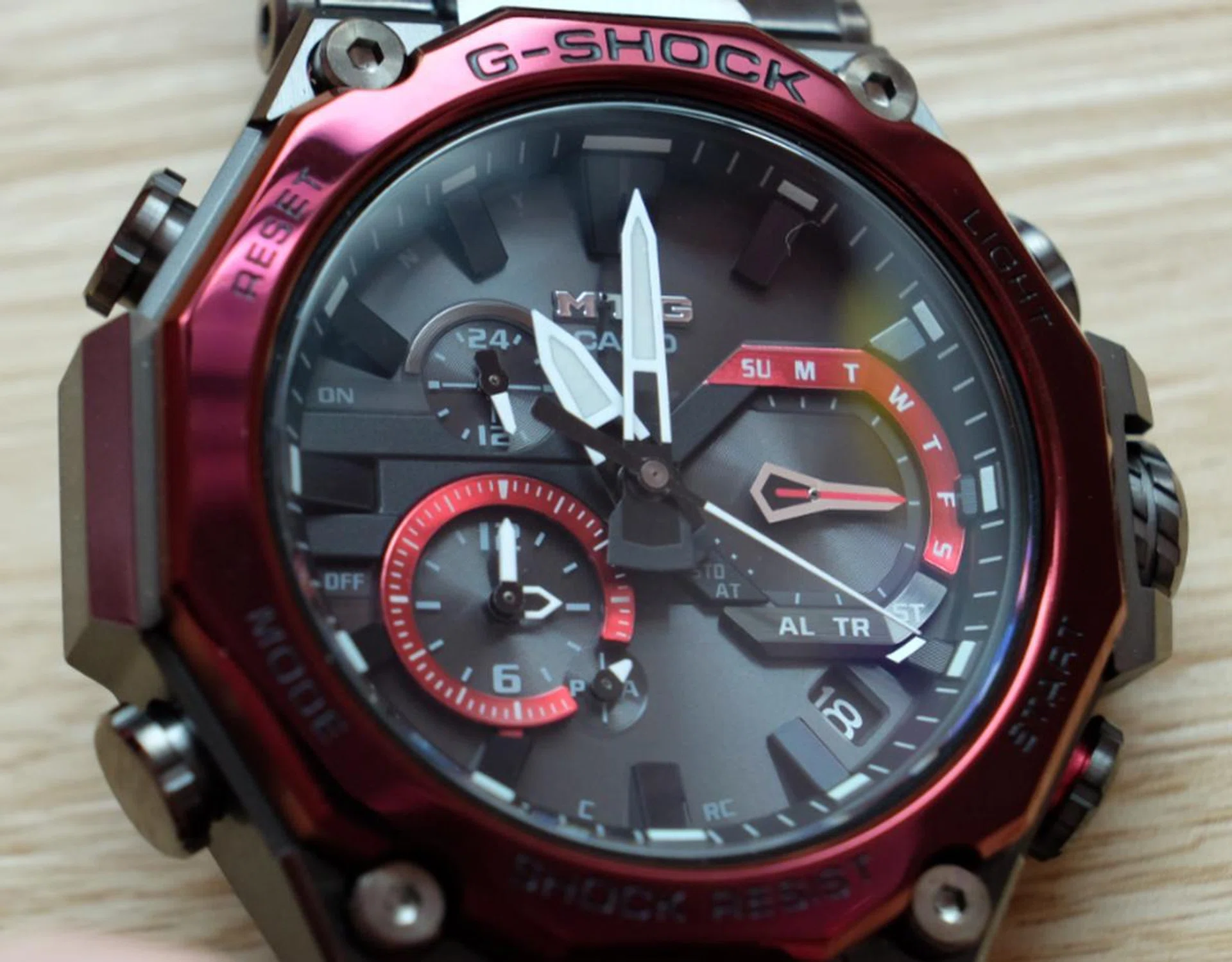 The day indicator is easy to read and sits right above the date window.