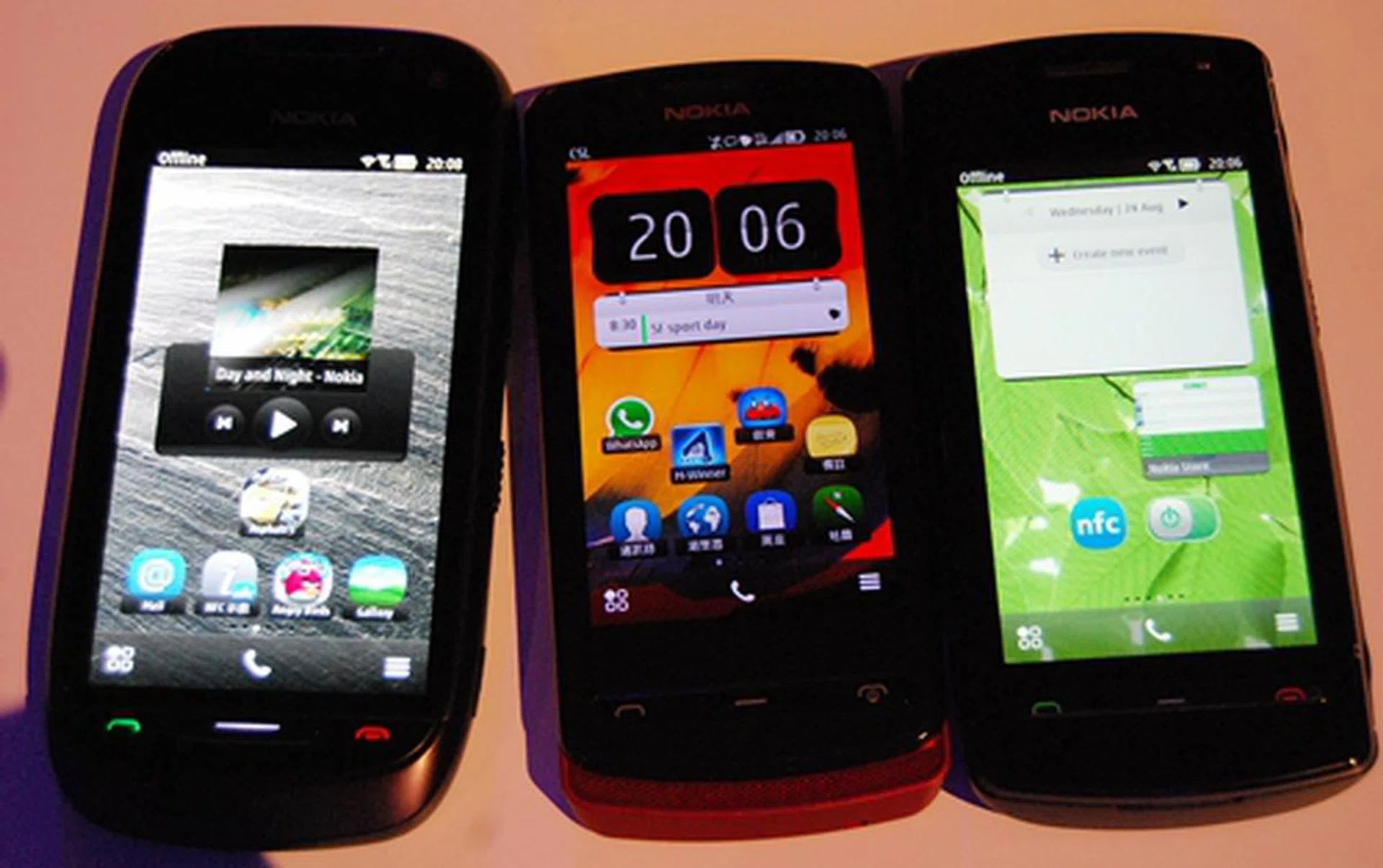 Not only do you have six home screens, you also have more interactive live widgets of different sizes to play with. For example, you can place the music player widget (left), clock widget (center) and calender widget (right) on your home screen,