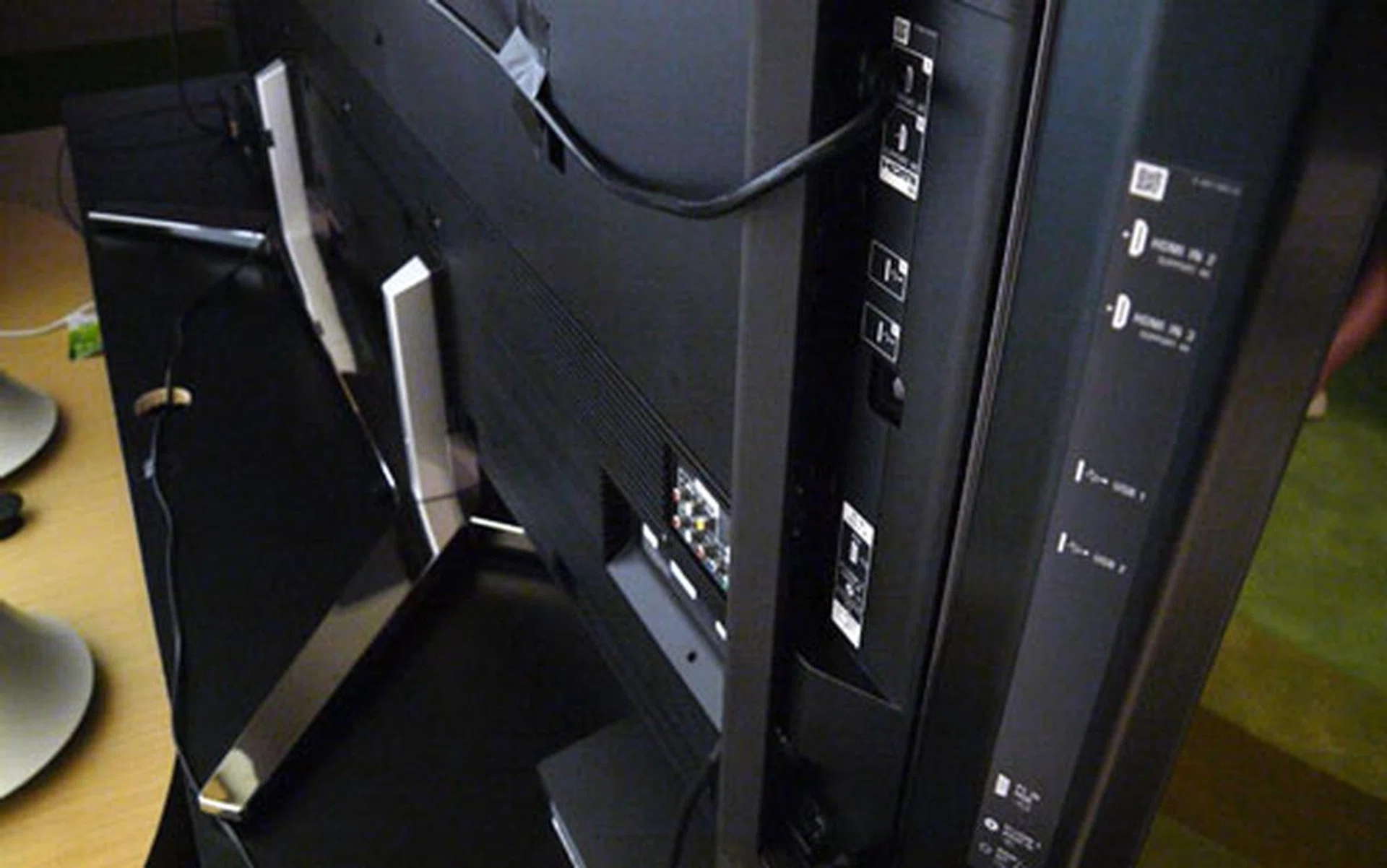 Most of the analog ports are positioned in a rear-facing alignment, while digital inlets such as two of the HDMI slots are situated by the side. Dual USB ports are available via the side panel as well. 