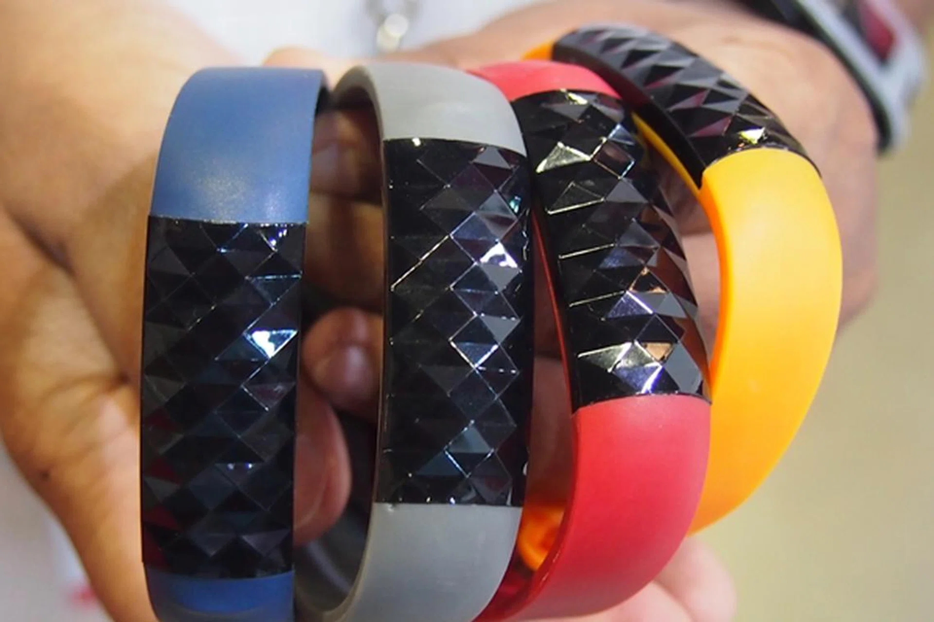 The Oaxis Star 21 wristband is available in various colors such as blue, pink and orange. You can expect the standard colors of black and white to be available too!