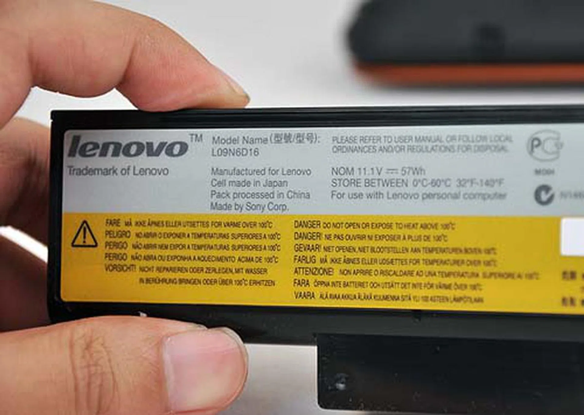 The Lenovo IdeaPad Y560 is powered by this 11.1V, 57Whr battery. 