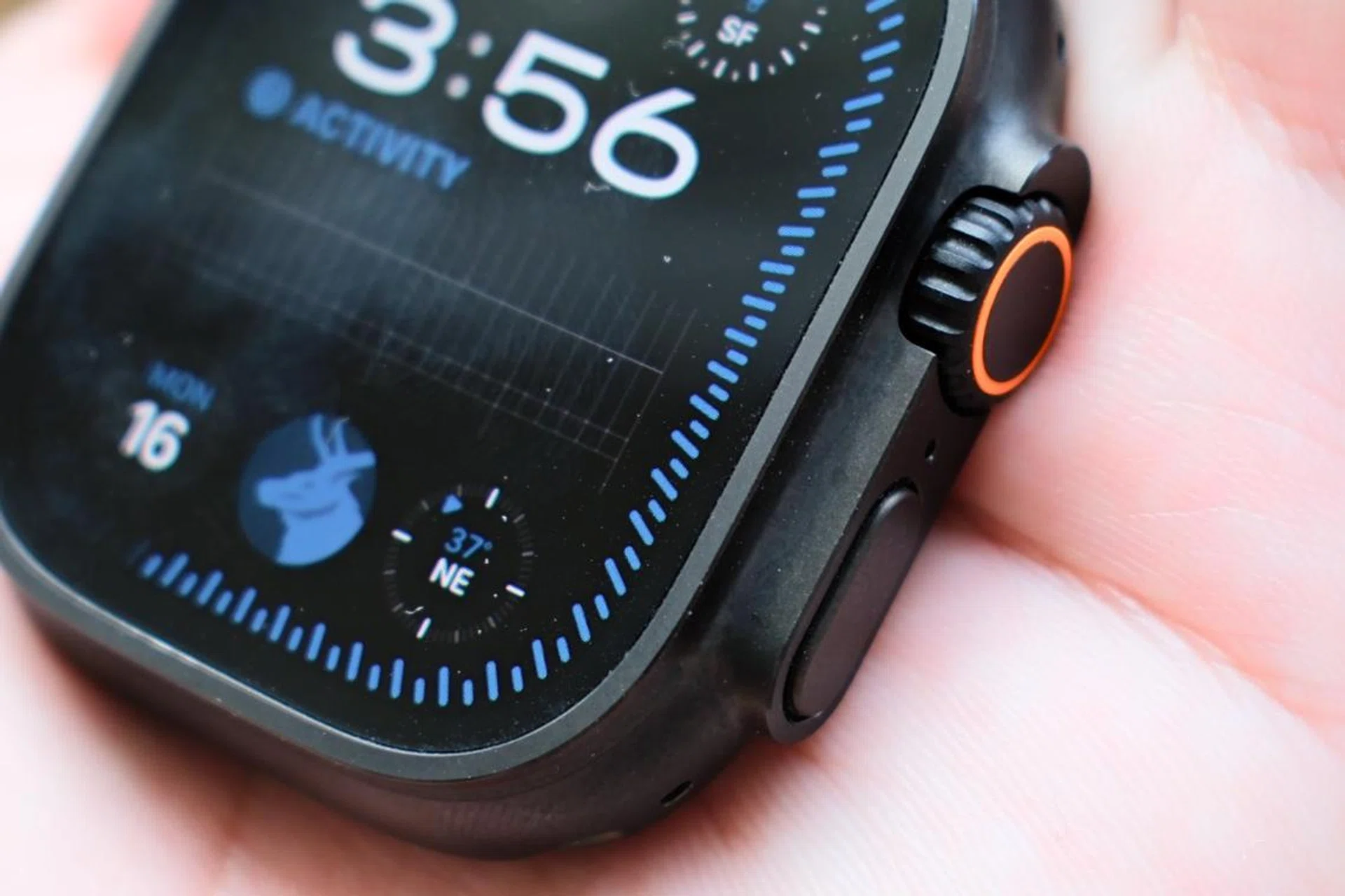 Apple is said to be bringing microLED to the Apple Watch Ultra in 2026. (Photo: HWZ)