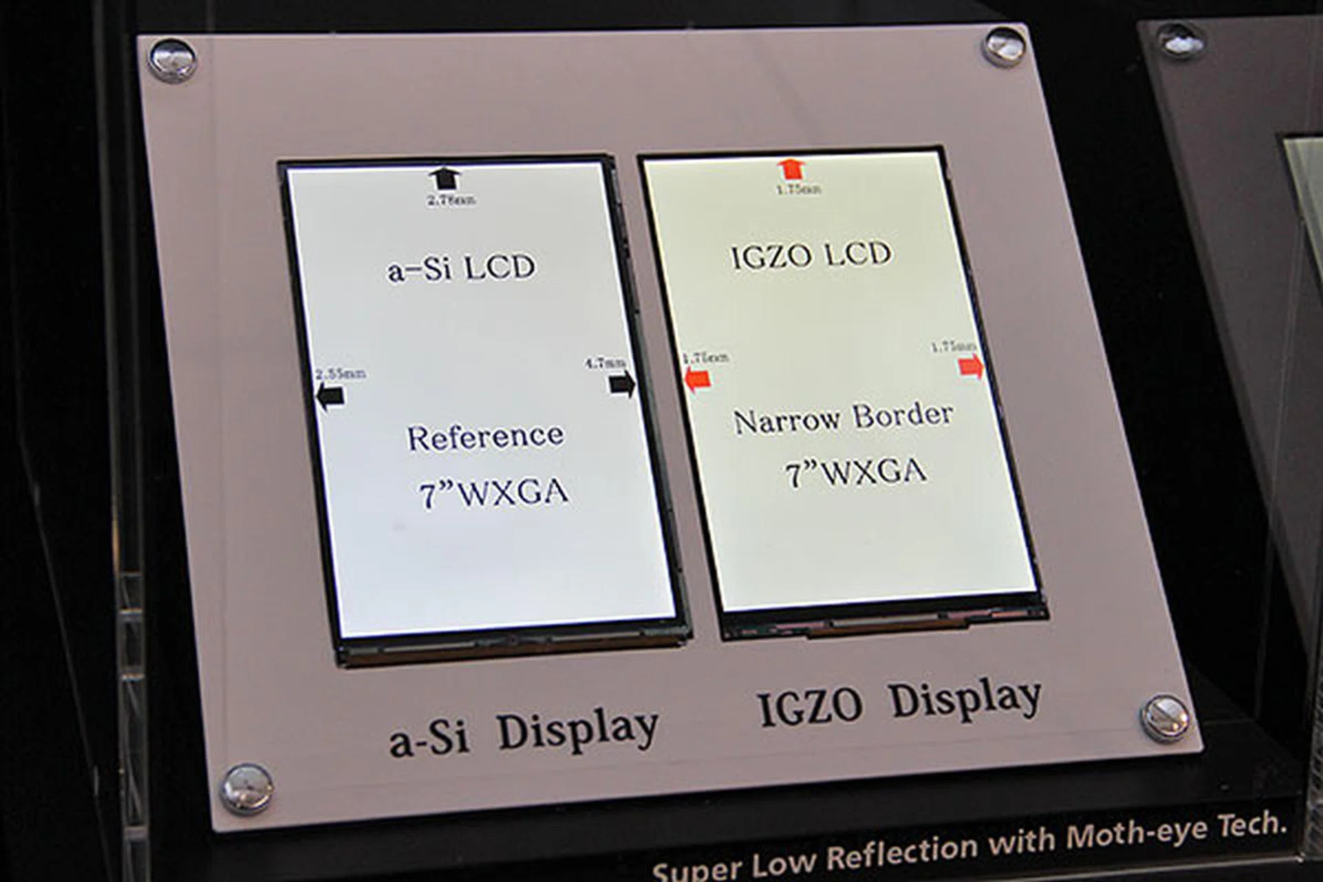 Here's a side by side comparison between two 7-inch WXGA (1,280 x 800 pixels) panels. Notice that the bezels of the a-Si-based display on the left is at least 2.55mm thick. The IGZO LCD on the right has all three sides of the bezel at 1.75mm.
