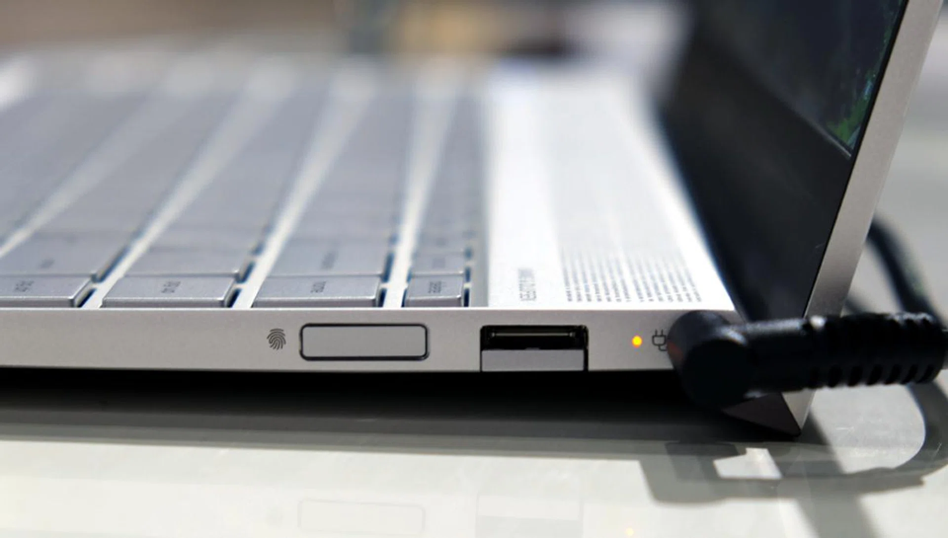 On the right of the notebook, you have another USB Type-A port and a fingerprint reader. Notice how the keyboard is slightly propped because of the hinge?