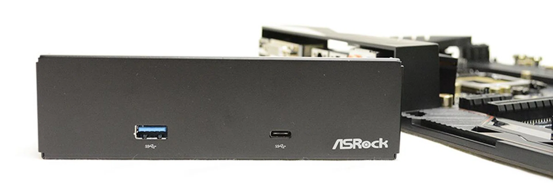 The bundled USB 3.1 front panel adds extra USB 3.1 Type-A and Type-C ports.