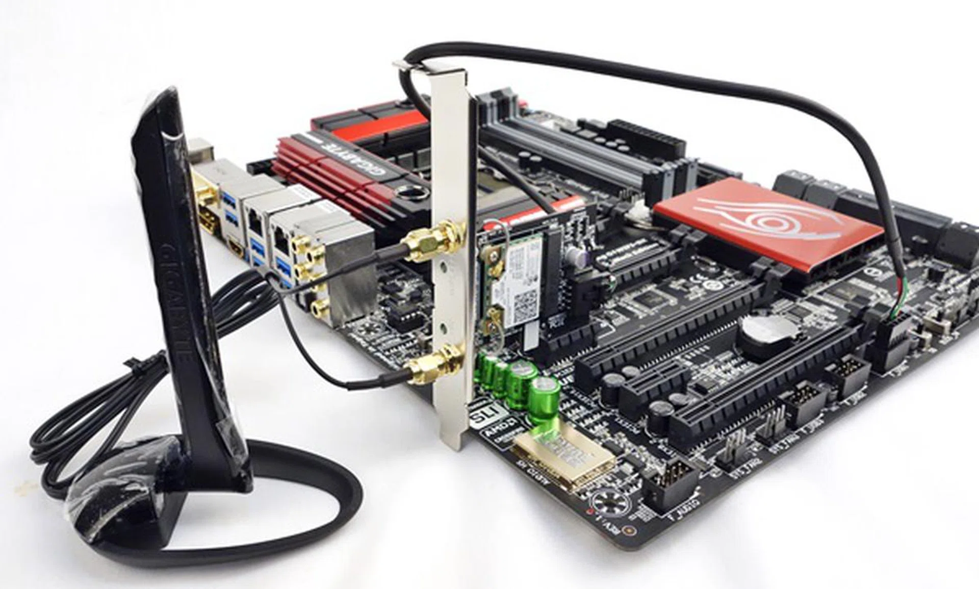 The antenna is actually sturdier than it looks, while its base has ample heft to keep itself stable on a flat surface.