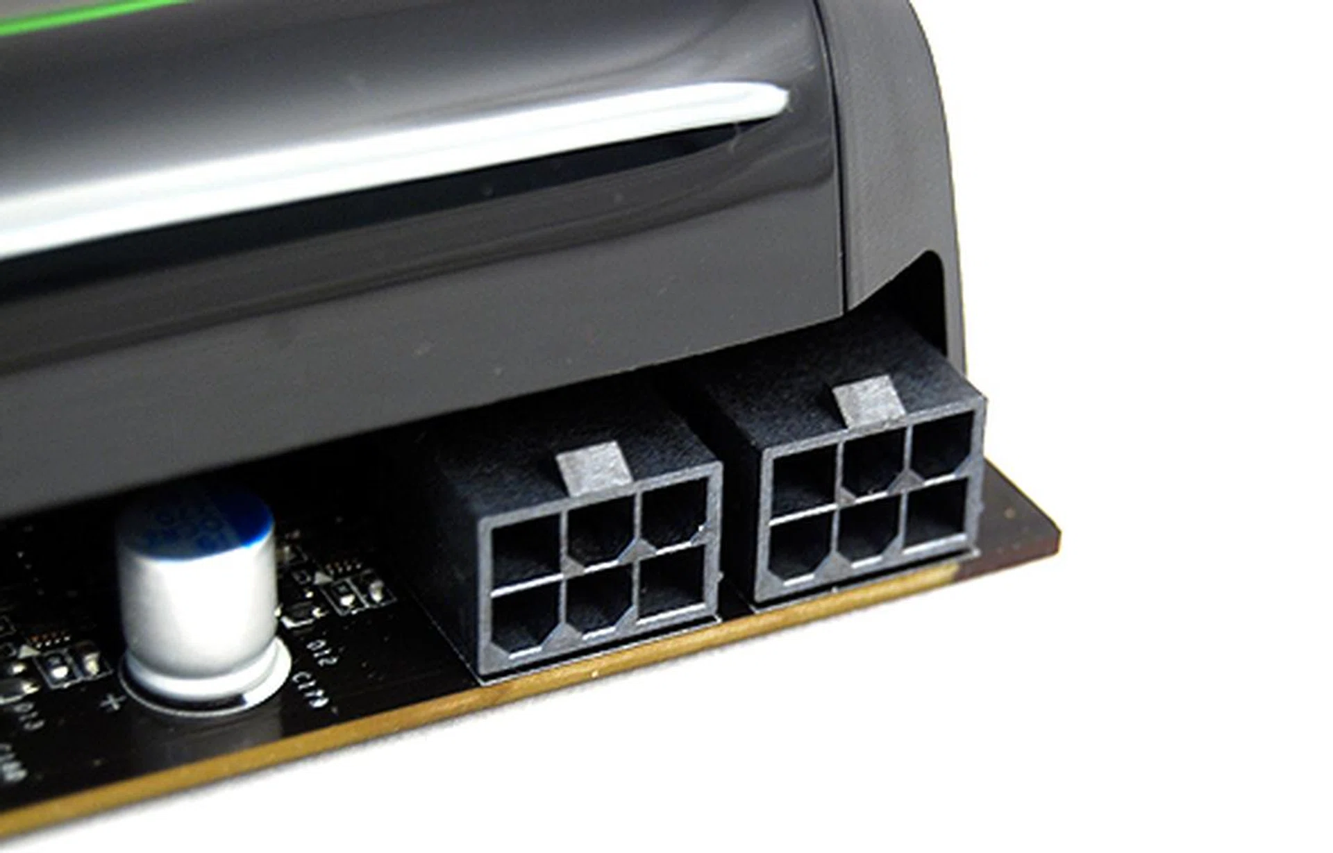 The position of the 6-pin Molex power connector has been adjusted but the relatively empty PCB is the big change here. It's a direct result of the die shrink and a more optimized core requiring less power than the older Radeon X1900 GT brother, thus a renewed PCB (albeit unfortunately not any shorter).