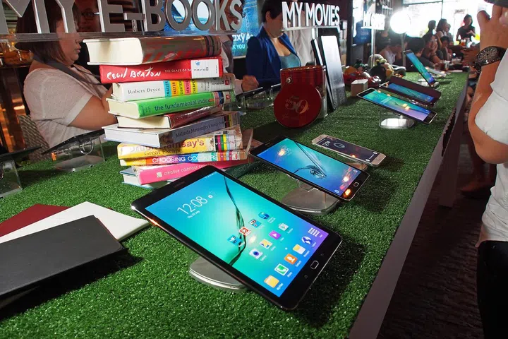 Both 8.0-inch and 9.7-inch sizes of the Samsung Galaxy Tab S2 on display, together with the Galaxy A8 4G+ smartphone, at the back.