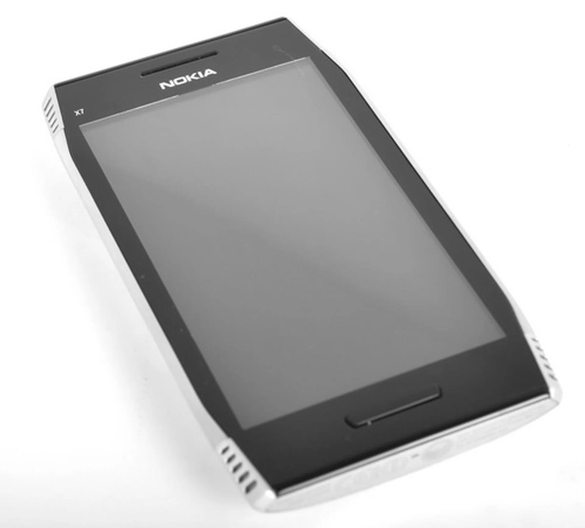 The X7's sharp angles remind us of a stealth fighter jet.