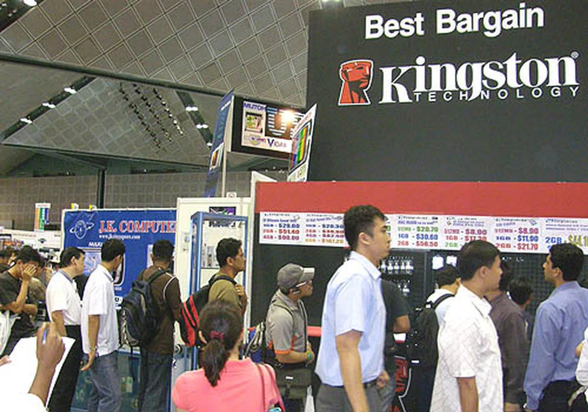  One of the longest queues we saw at the IT show (besides the Microsoft Vista/Office offer) was at the Best Bargain booth, where many were lining up to snap up the cheap flash memory on sale.  