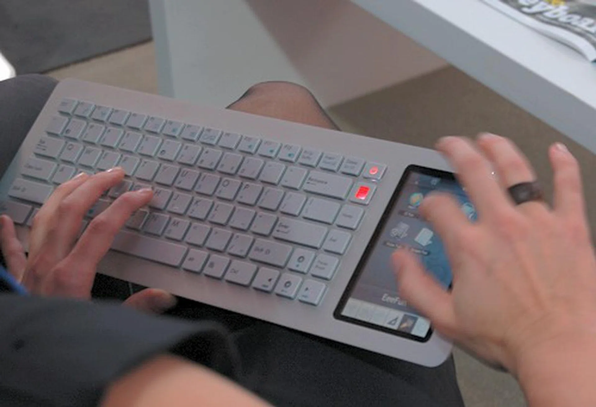  However, once you bring on the customized UI, navigating and utilizing the Eee Keyboard PC is much more easy.  