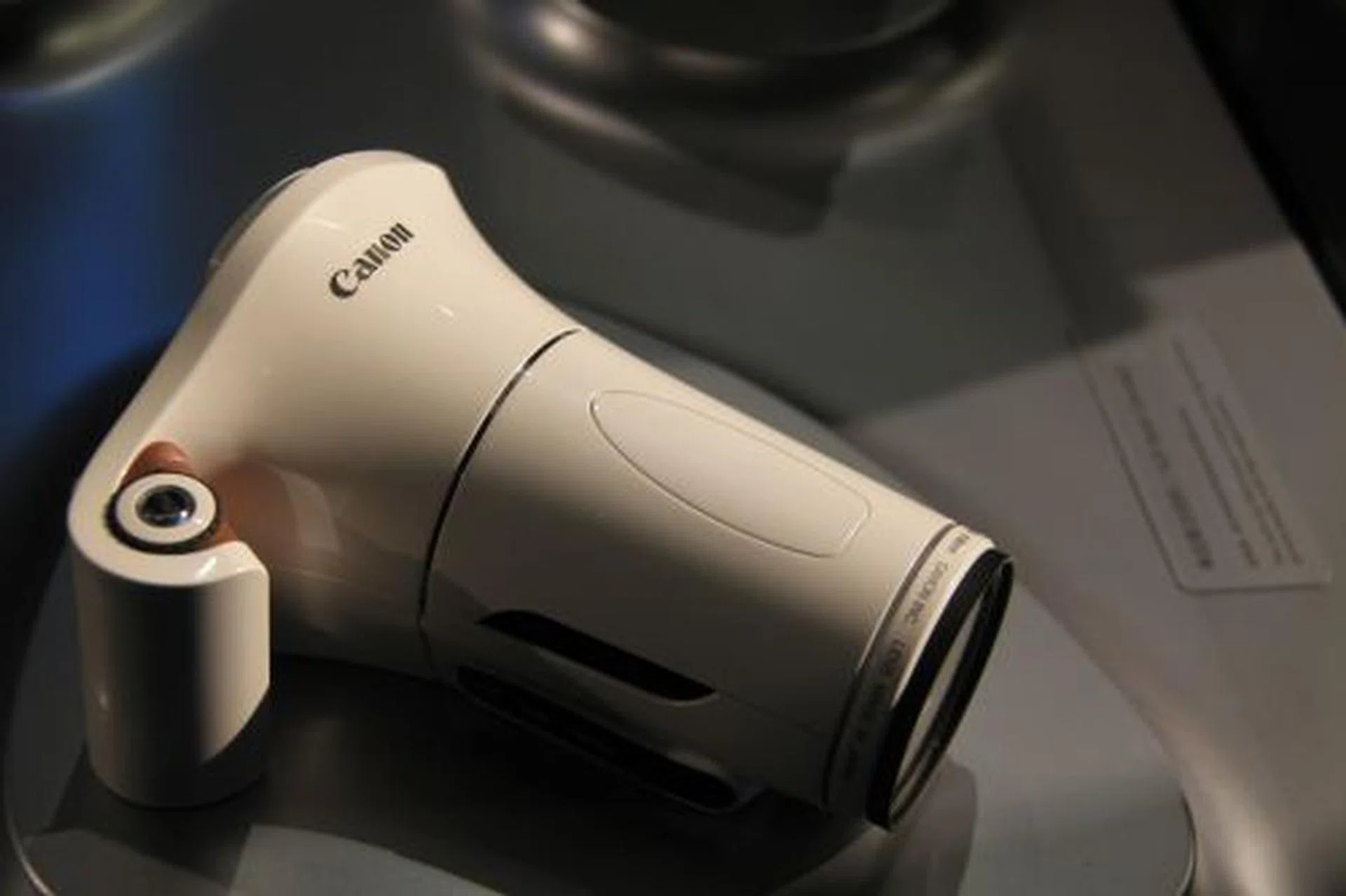 Beyond Mixed Reality and 4K imaging, Canon also showed some prototype devices that had some unusual designs. One of them is this futuristic looking zoom lens camera.