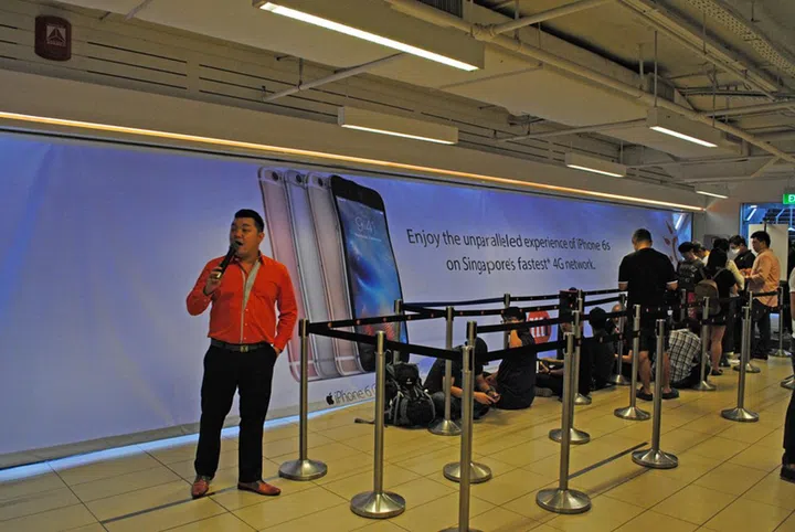 M1 outlet at Paragon, with an emcee keeping the buyers entertained as they wait for the shop to start business.