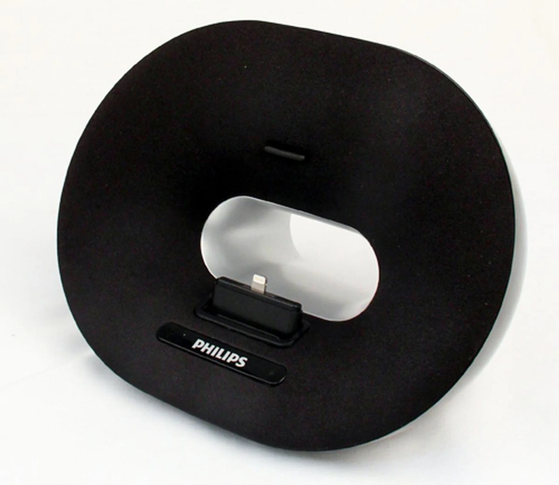 Has the news about the death of docks been exaggerated? The Philips DS3205 is a new docking speaker for the latest Apple devices out on the market right now using the Lightning connector.