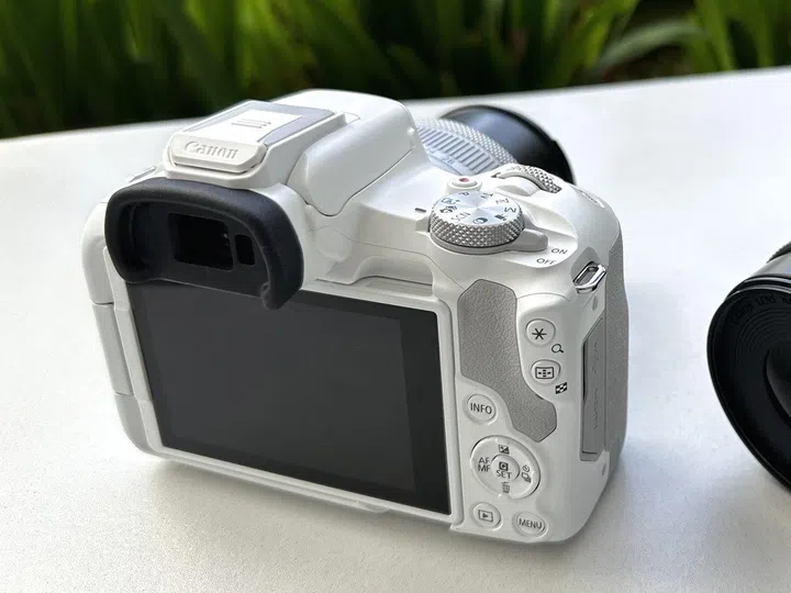 Similarly, the rear thumb rest area is smaller too, and I tend to accidentally press the side magnification buttons.