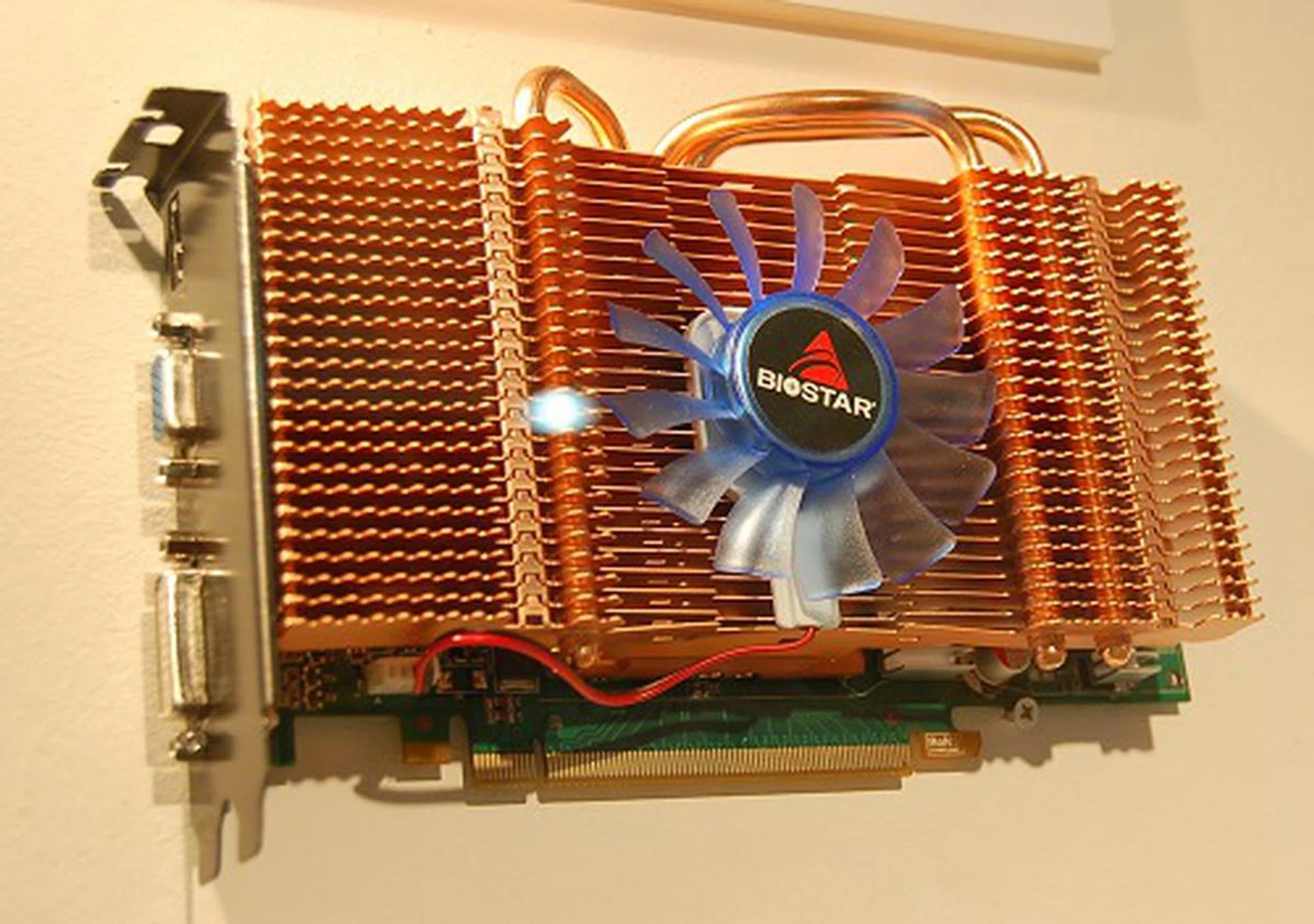  And last but not least, here's a look at their new GeForce GTS 250 graphics card. It will have DVI, HDMI and VGA outputs. Clocks are at 740MHz for the core and 2200MHz DDR for the 512MB memory.  