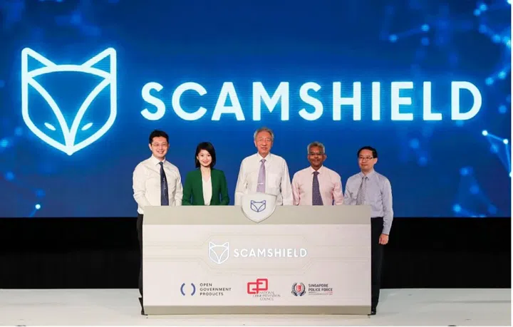 SM Teo Chee Hean, Chairman of NCPC, Mr Gerald Singham, Director of OGP, Mr Li Hongyi launching the ScamShield (Android) app. <br>Image source: Singapore Police Force.