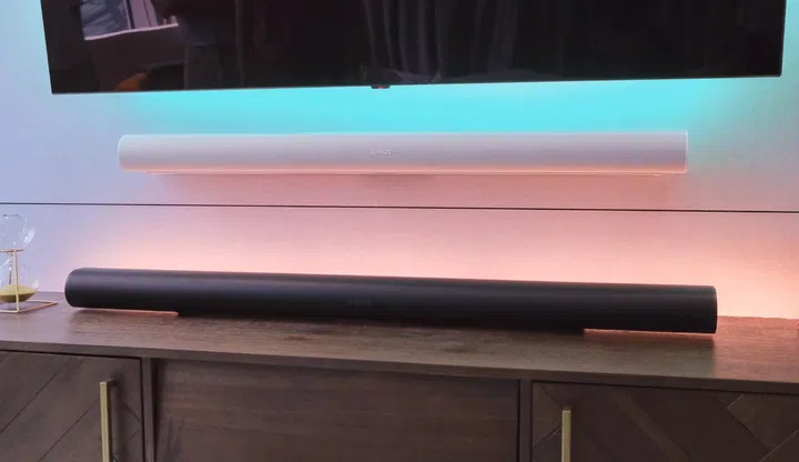 The Sonos Arc Ultra (black) is nearly identical in size as the Arc (white). Photo: HWZ