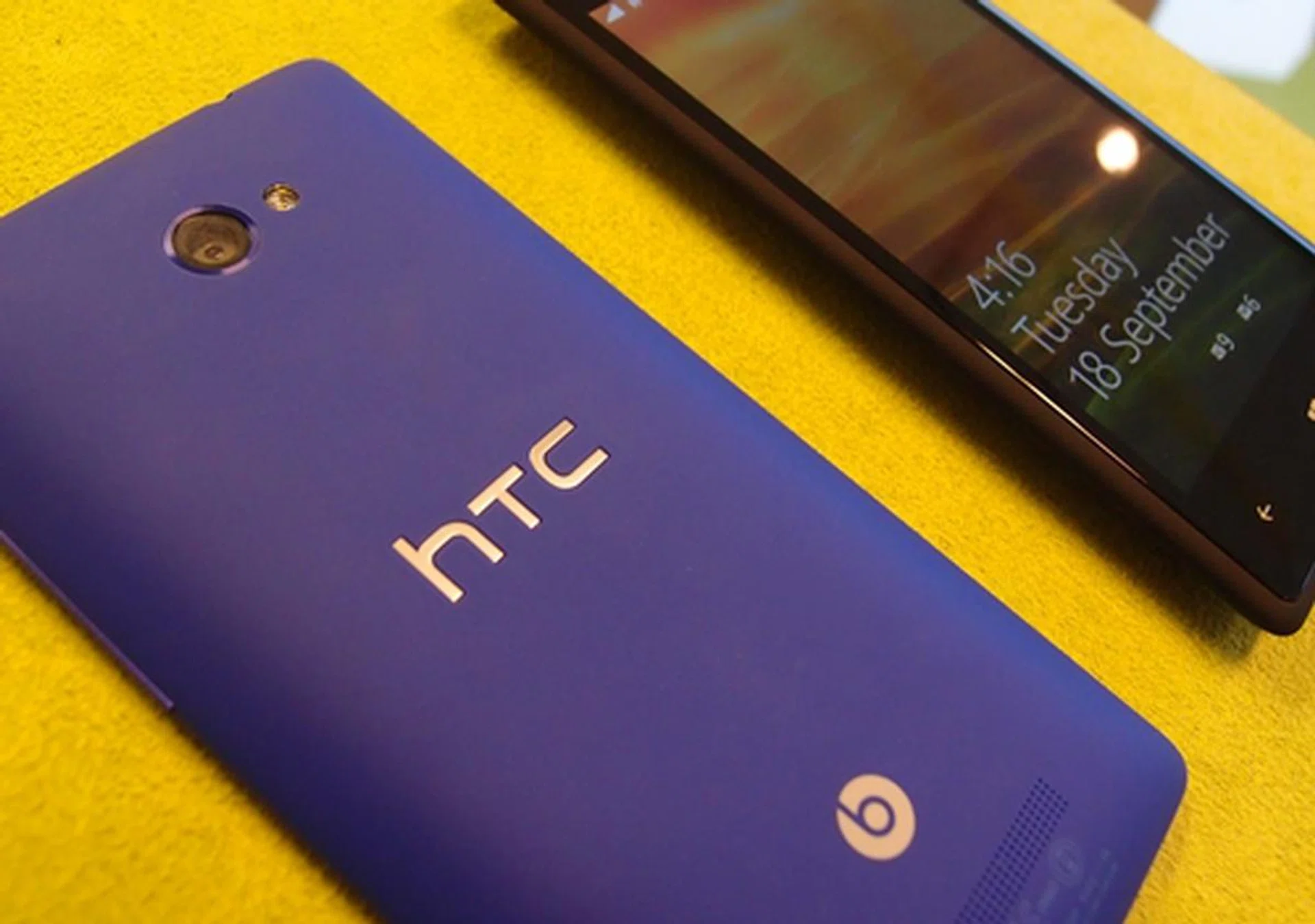 The device's contoured side and front makes it easy for users to hold and use it. HTC has mentioned that it is 5mm at the thinnest and 10.2mm at the thickest, making it very portable, light and sleek.