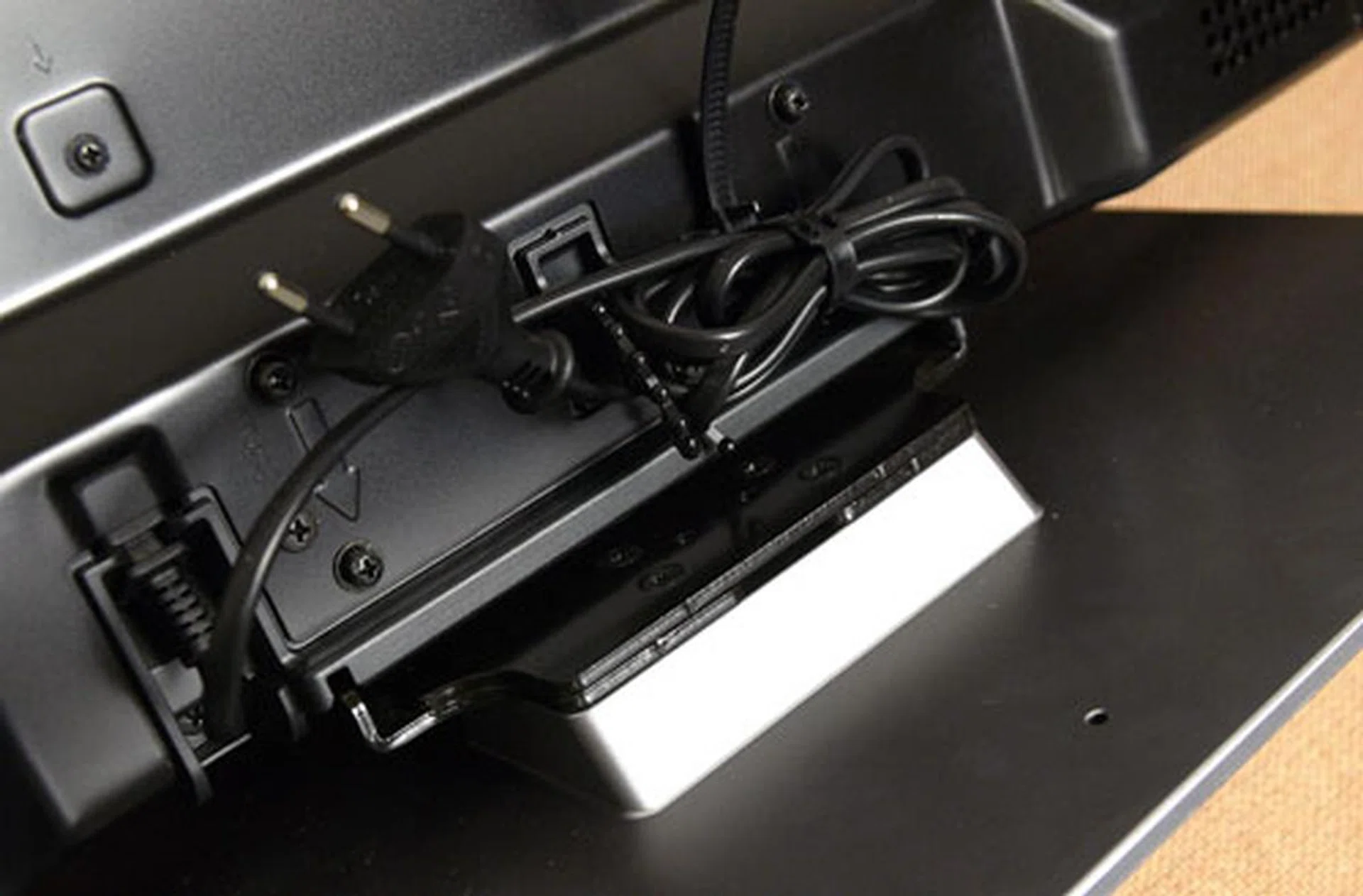 The E30S features a sturdy spine with little "panel wobble". Then again, its solid construction can be attributed to the non-swiveling joint as well. Its rectangular base, however, feels less stable and may cause the TV to tip over when its unsettled. 