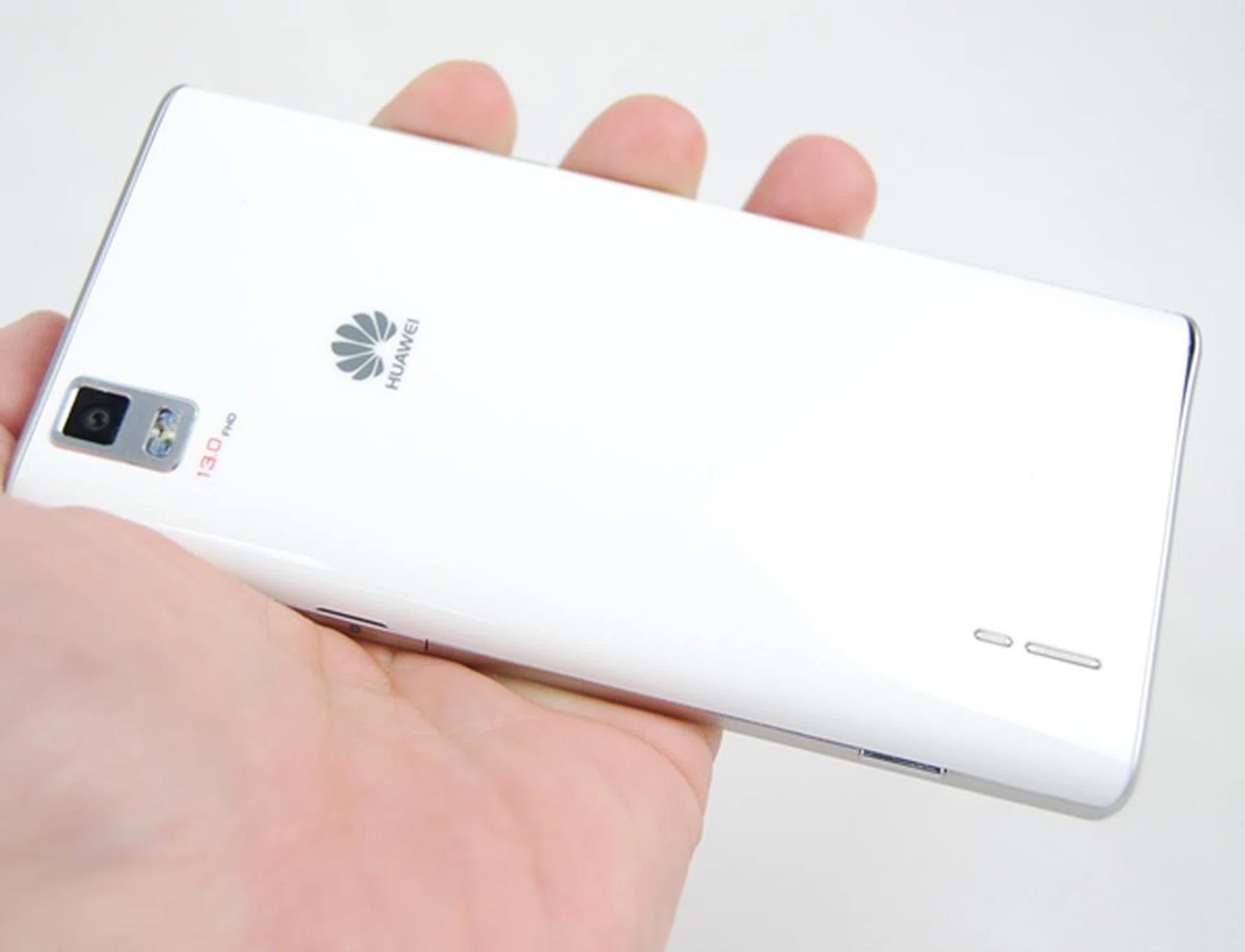 The Huawei Ascend P2 has a glossy plastic back which attracts fingerprints and smudges easily. 