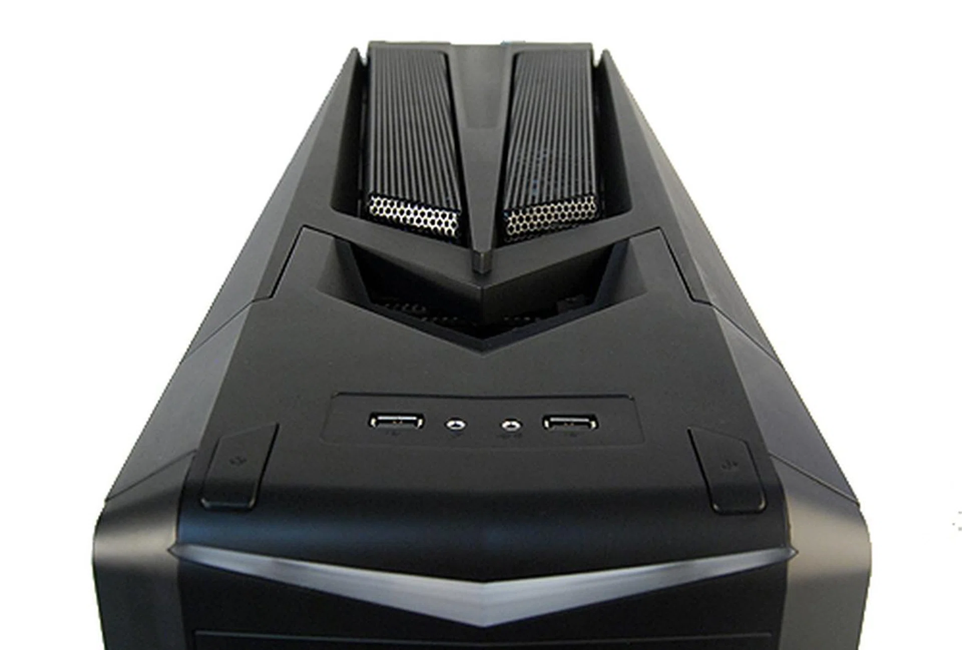 Moving to the top panel, we find two USB 2.0 ports, headphone and microphone jacks, and the power and reset buttons. The design of the top vents is also very ominous, which suits the flat black color scheme of the Raven RV02.