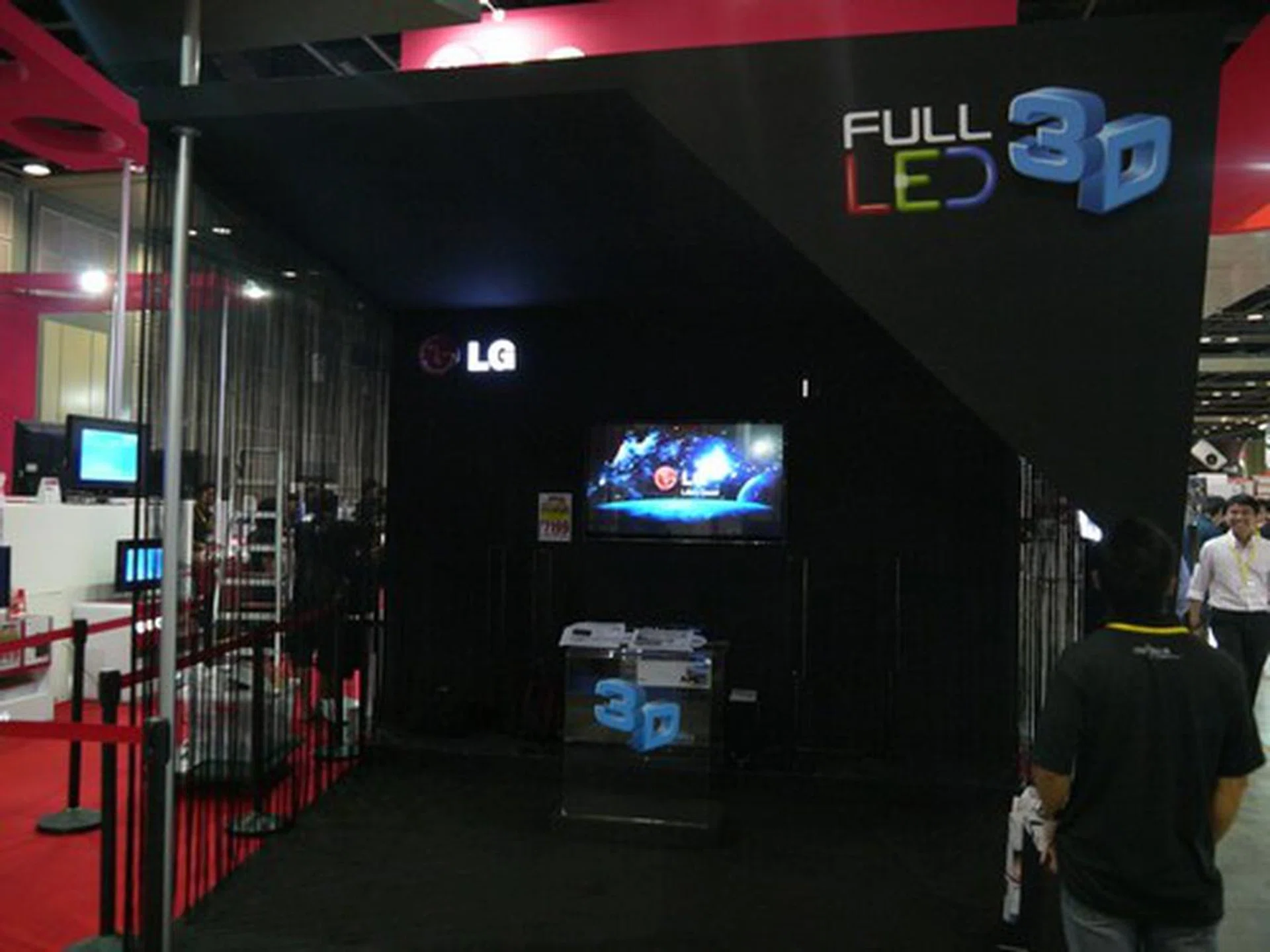 Can't wait to go 3D in your living room? LG's 55" LX9500 3D Full HD LED TV shaves $800 off its usual price, going at $7199 and comes with 2 LG 3D glasses and a 3D Blu-ray player BX580 (these extras also come with the LG LX6500).