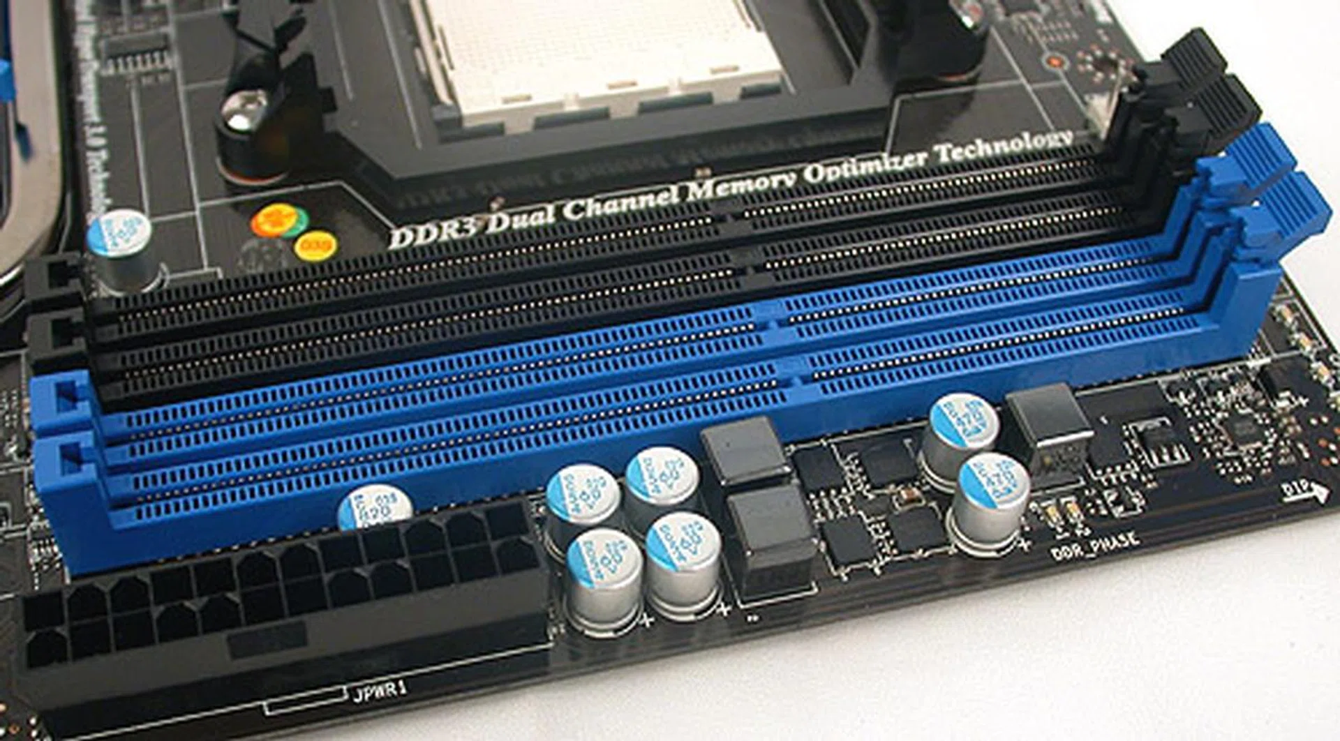 Notice anything different about these DIMM slots? Yes, it appears that MSI is following ASUS in having single latching mechanisms for the DIMM slots. This is because these slots are directly in line with the first PCIe 2.0 x16 slot, so it's a necessity rather than a luxury.