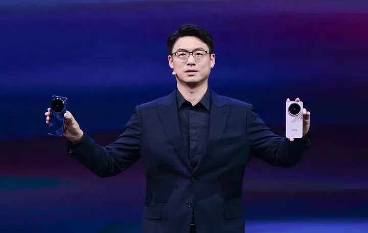 Vivo X200 and X200 Pro in hand. Image: Vivo.