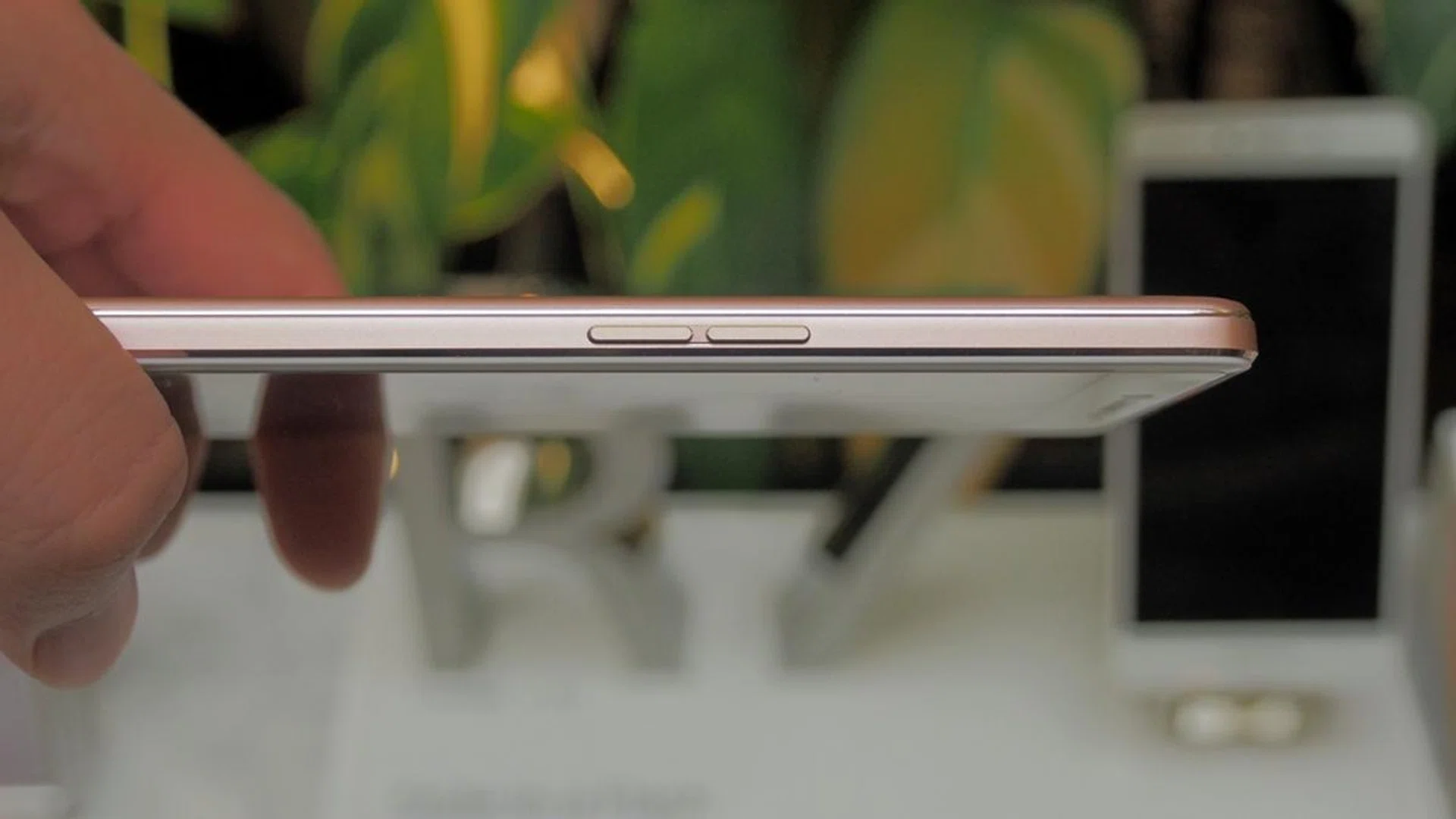 Thin and light. The volume rocker is on the left. 2.5D screen is there, but the edges feel smoother now.