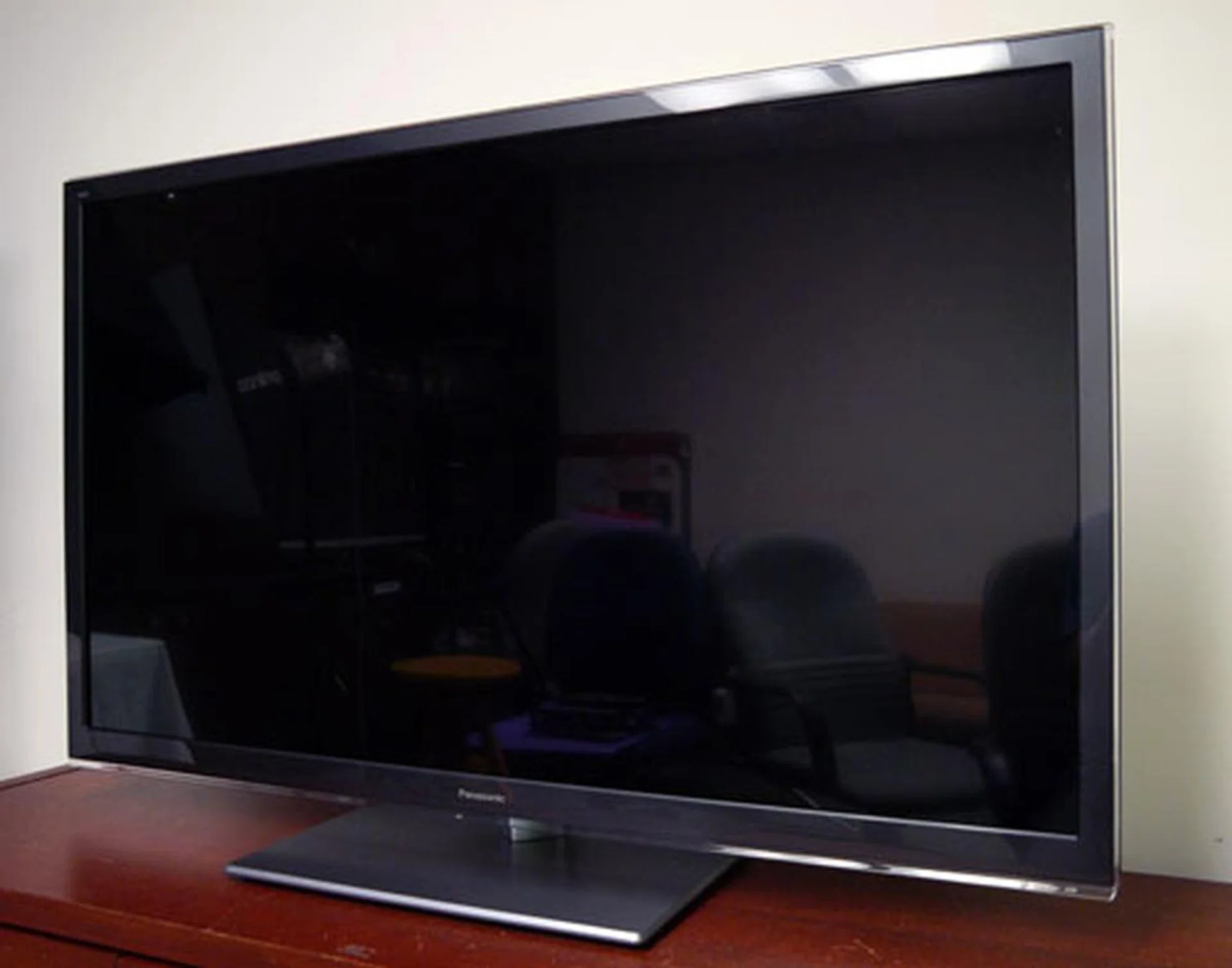 The ET5S does not carry a one-sheet design like the more expensive WT-series, but it packs an elegant profile to suit its mid-range standing in Panasonic's 2012  line-up.  